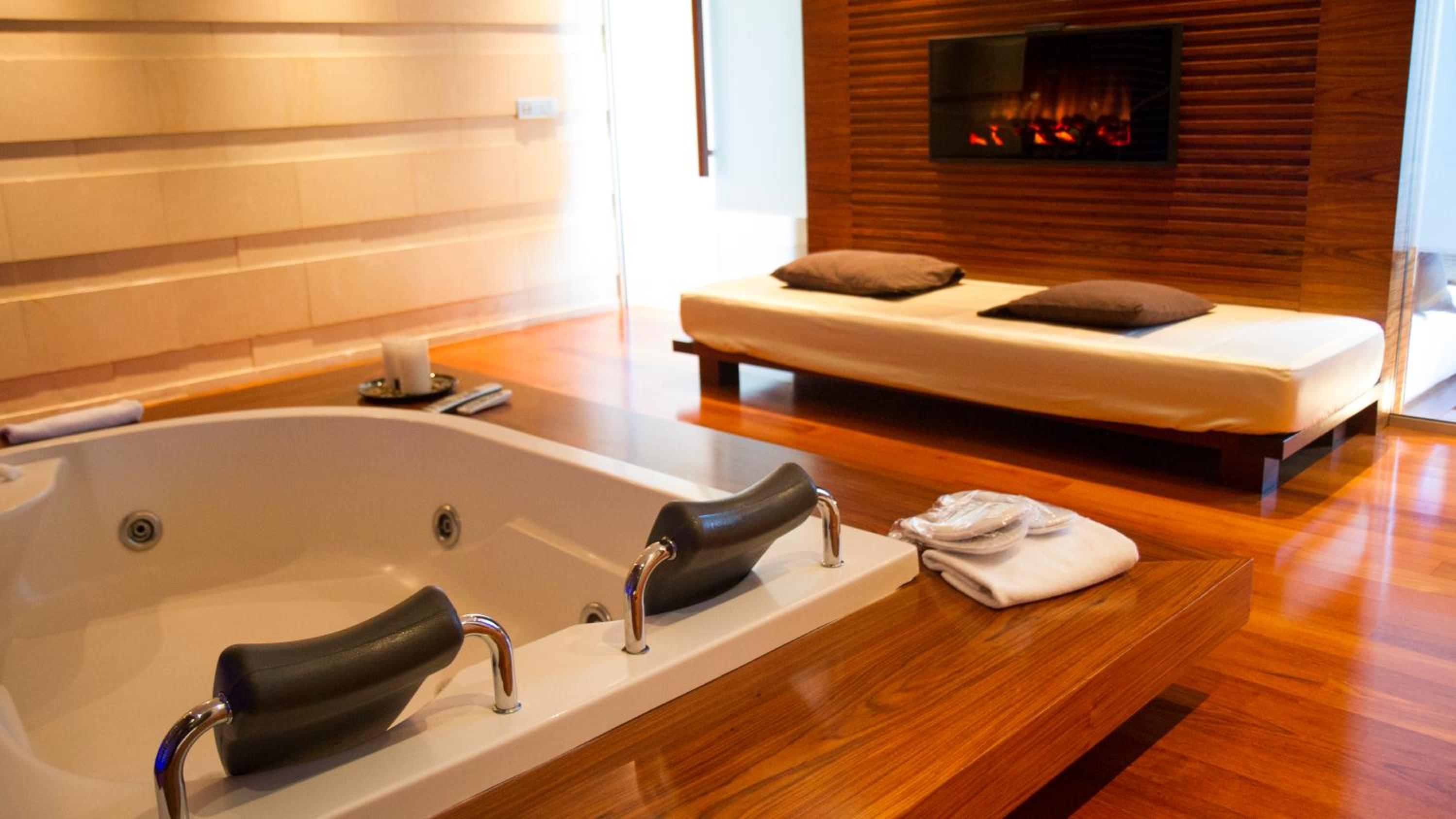 King Suite with Spa Bath photo 3