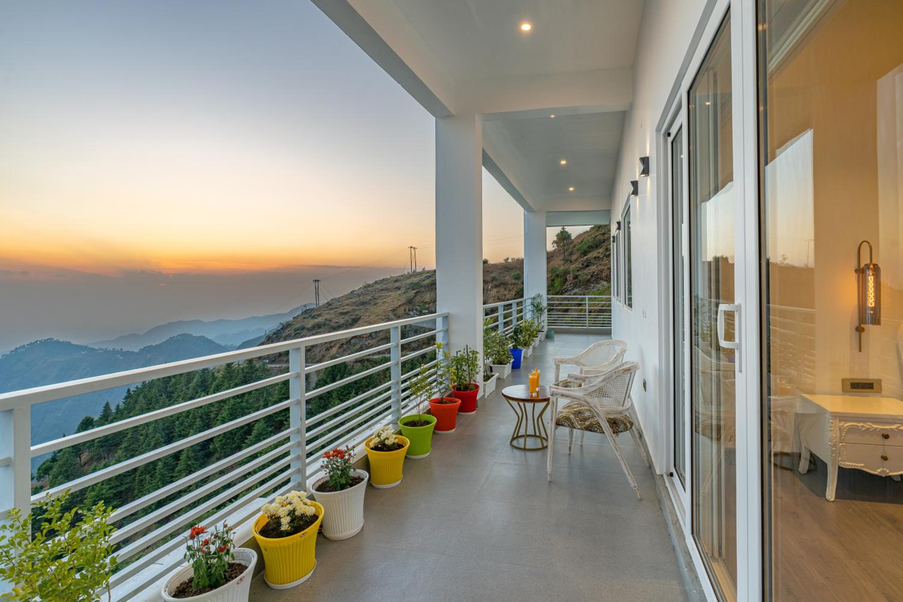 Flora - 4 Bedroom Sky Terrace Chalet With Private Gazebo photo 3
