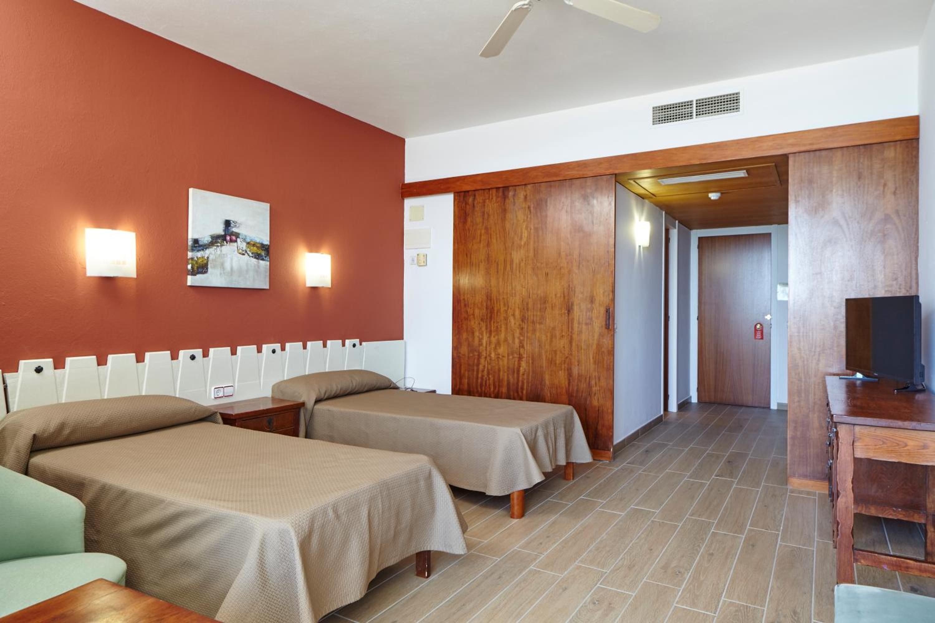 Double or Twin Room with Sea View photo 2