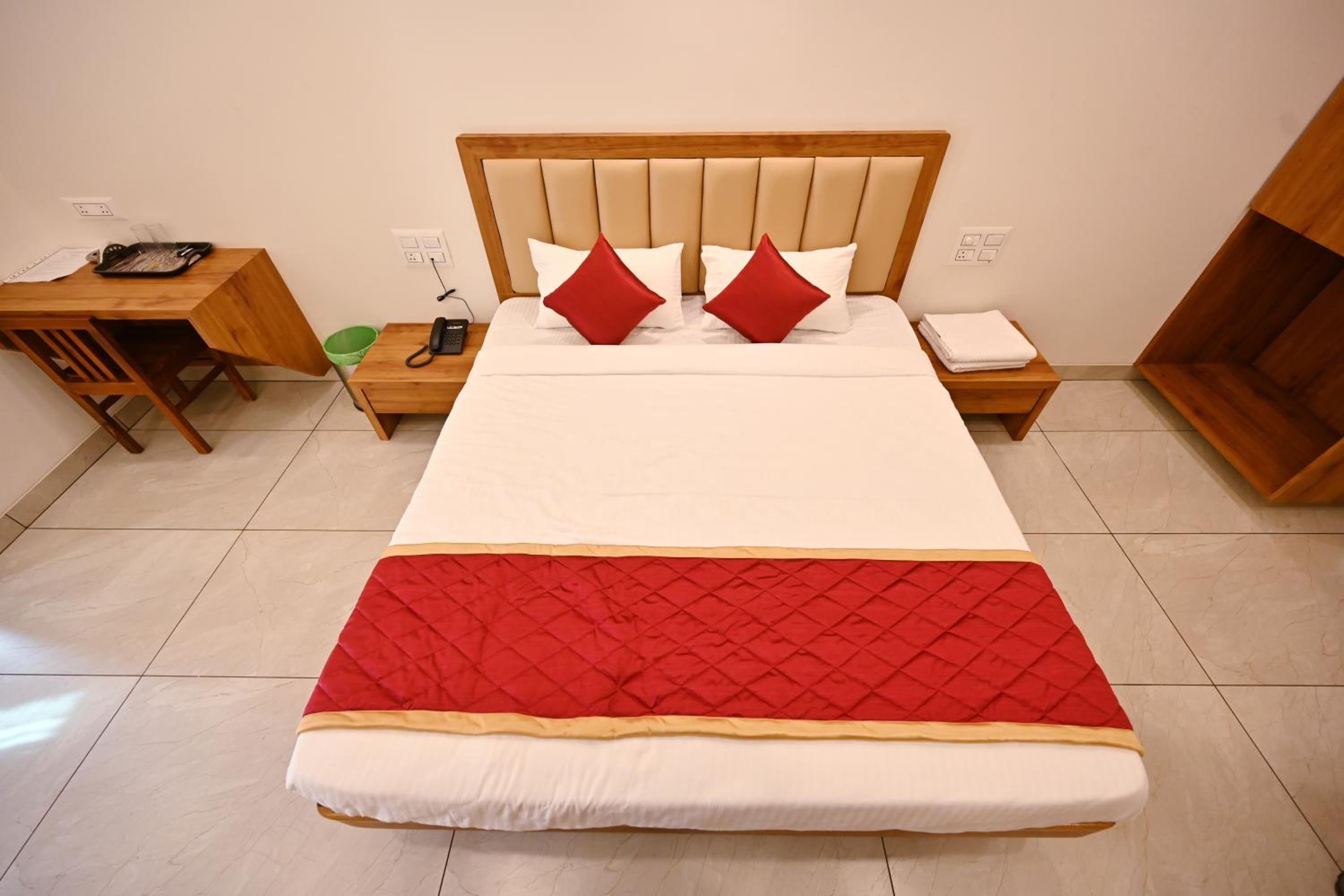 Deluxe Double Room with Balcony photo 3