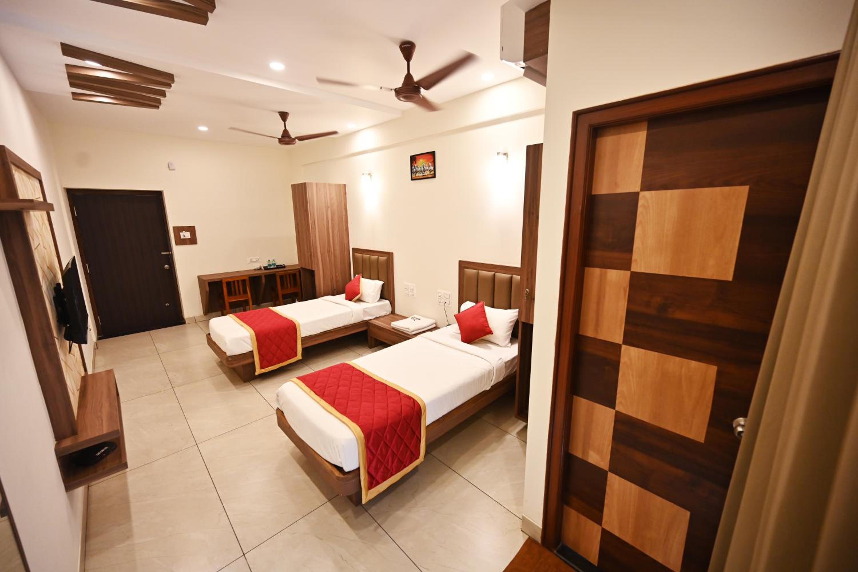 Deluxe Double Room with Balcony photo 2