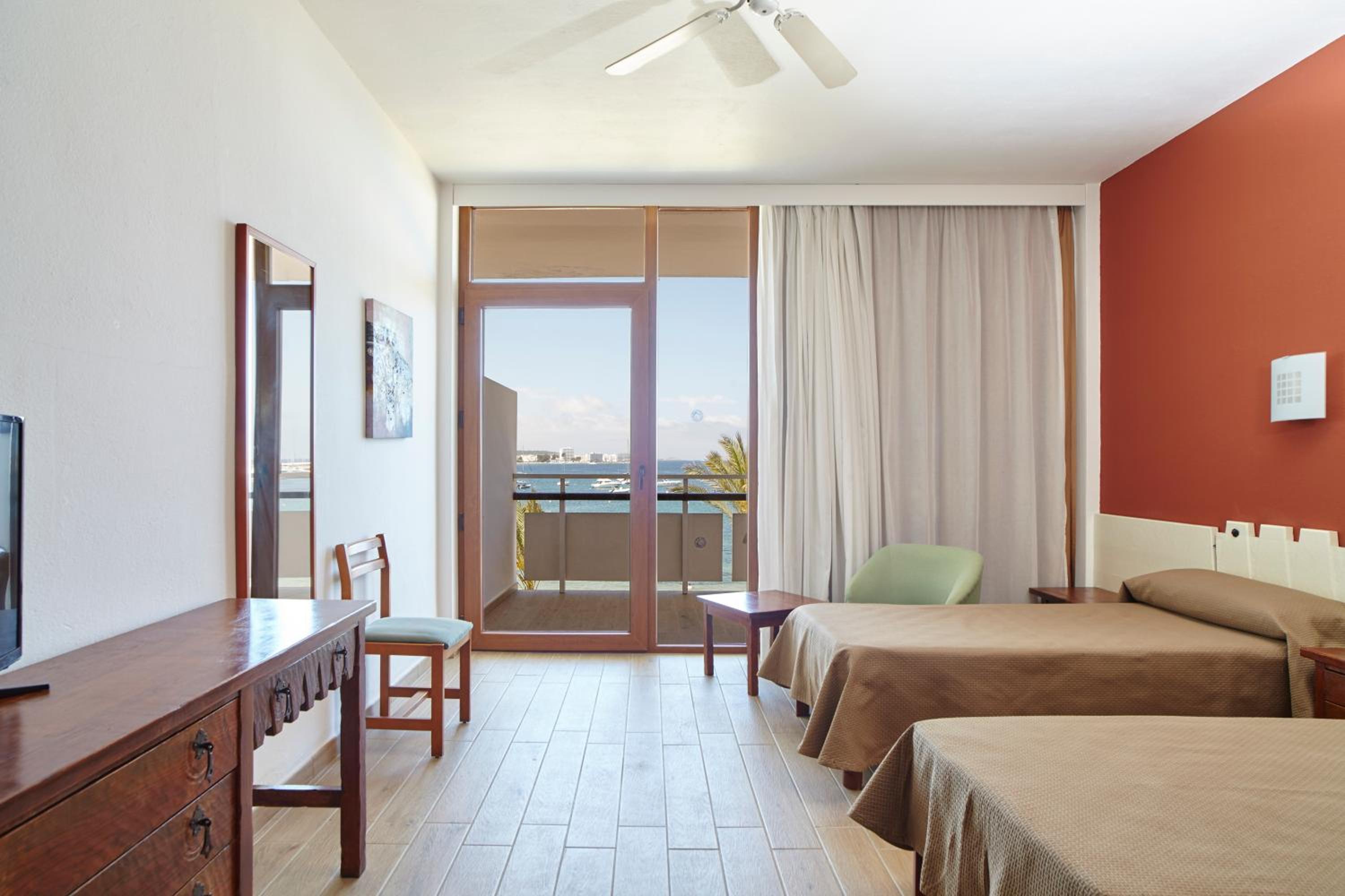 Double or Twin Room with Sea View photo 1