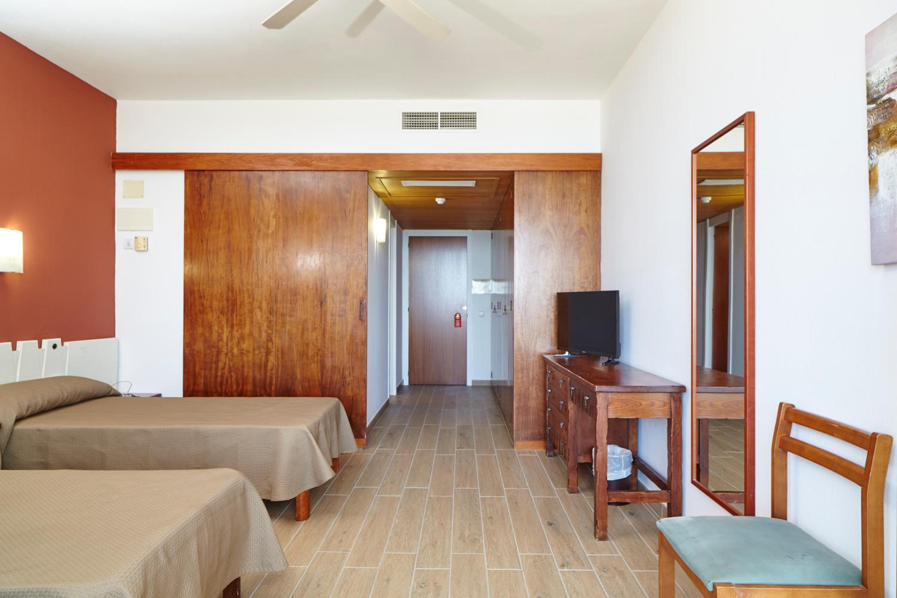 Double or Twin Room with Sea View photo 3