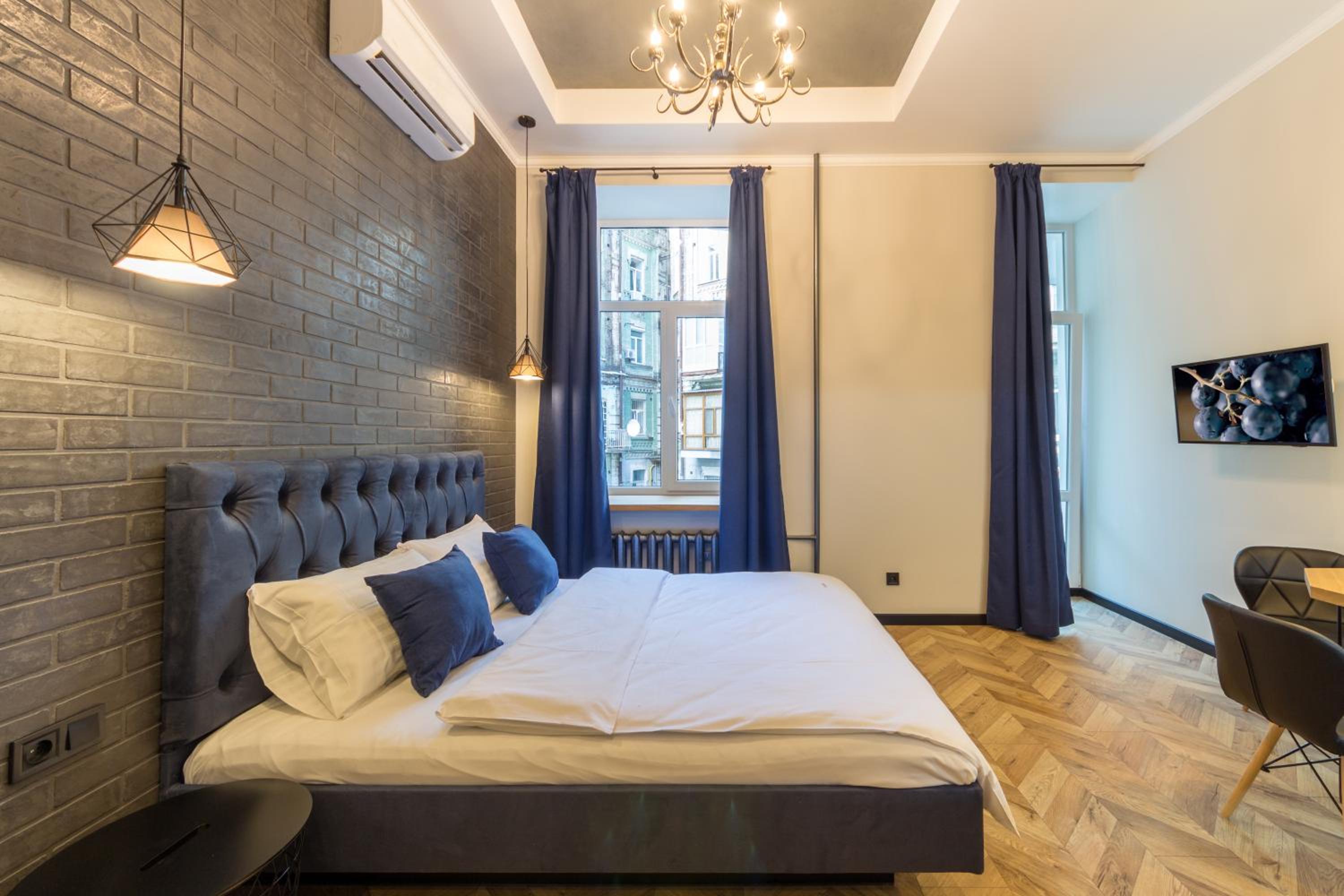 Deluxe Apartment with Balcony - Mykhailivska str. 24V