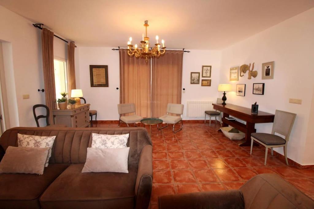 Five-Bedroom House photo 3