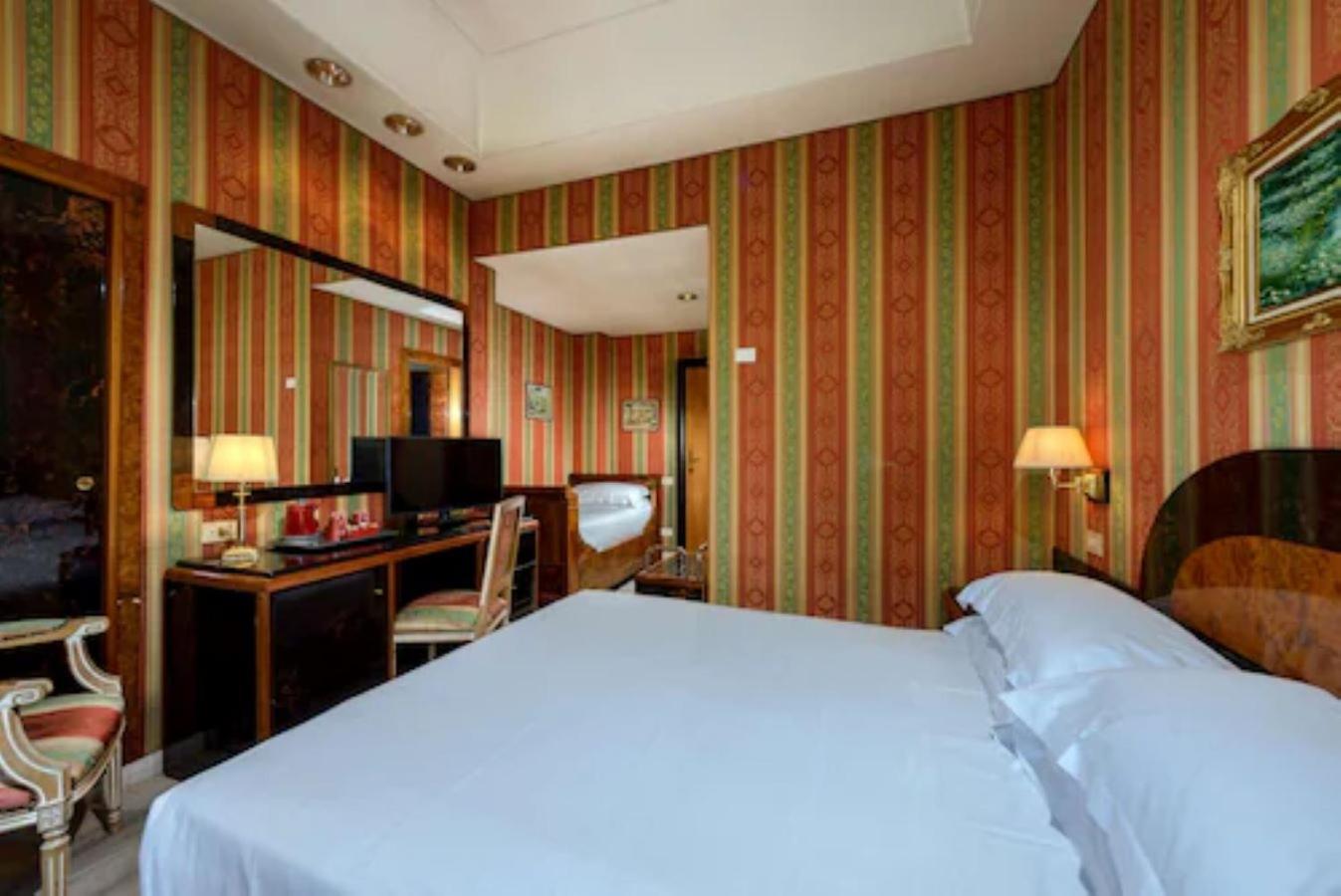 Classic Triple Room with Three Single Beds