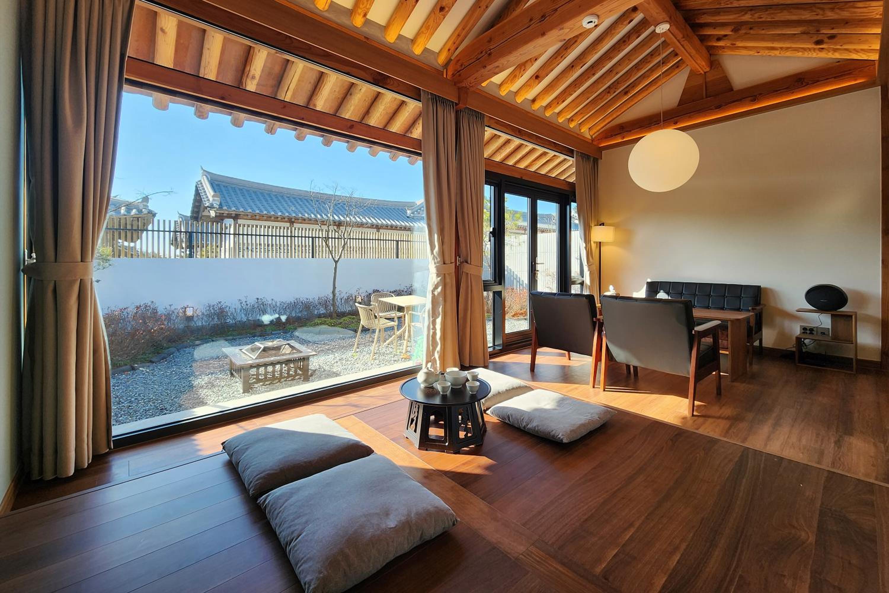 [Kuen Gu-ruem]One Bedroom Suite for Modern Hanok: Garden View