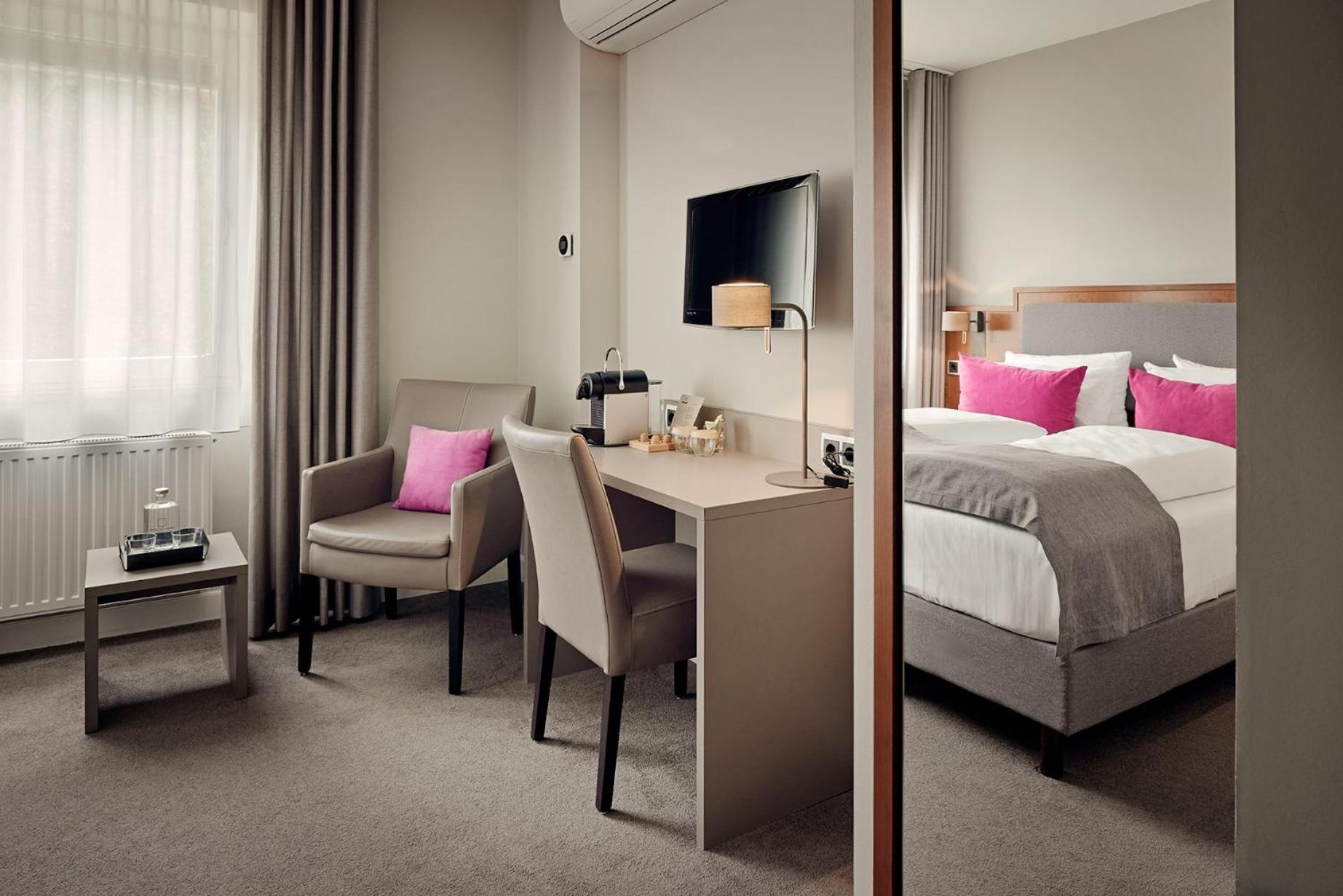Double Room with Garden View - Photo 2