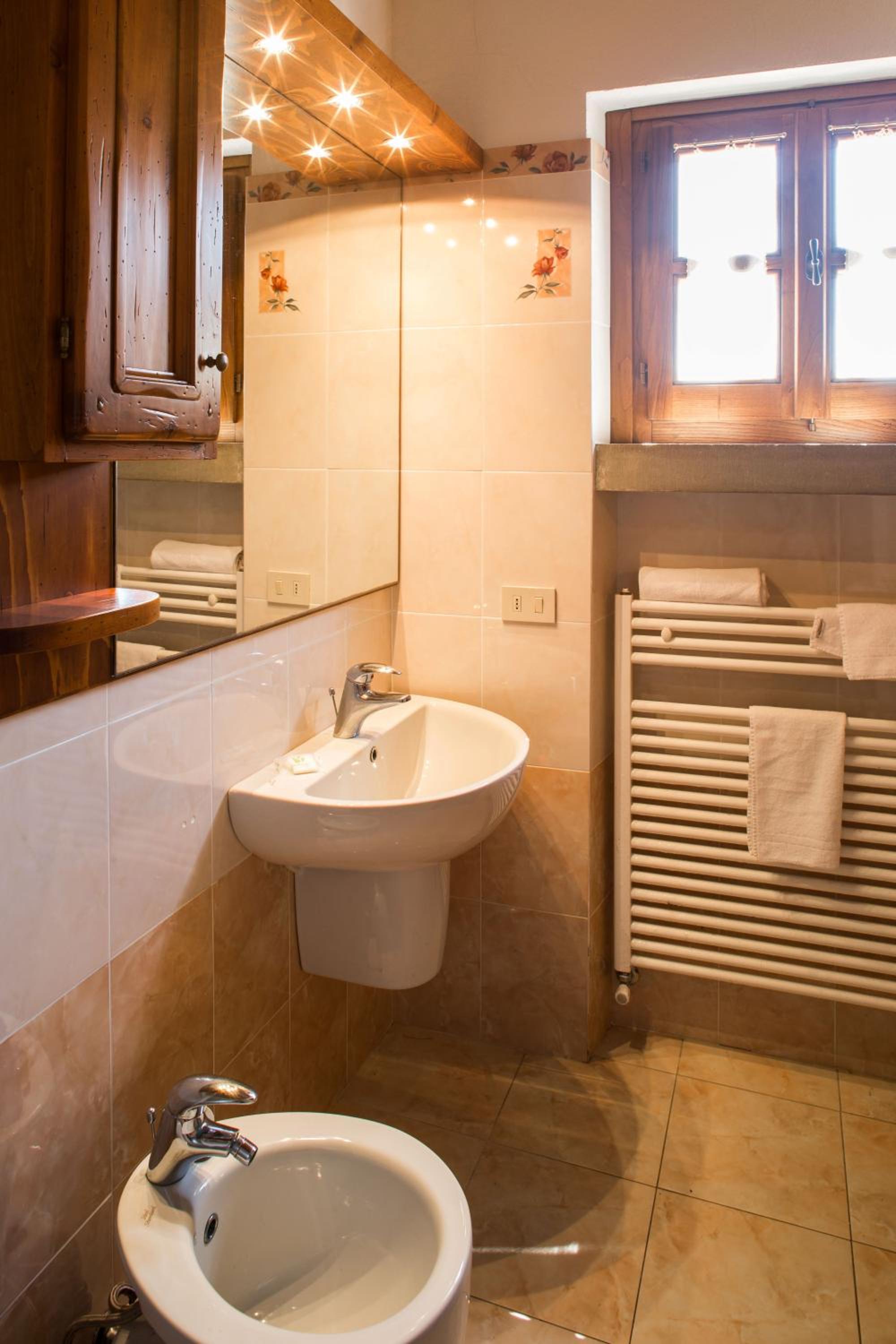 One-Bedroom Apartment with View photo 2
