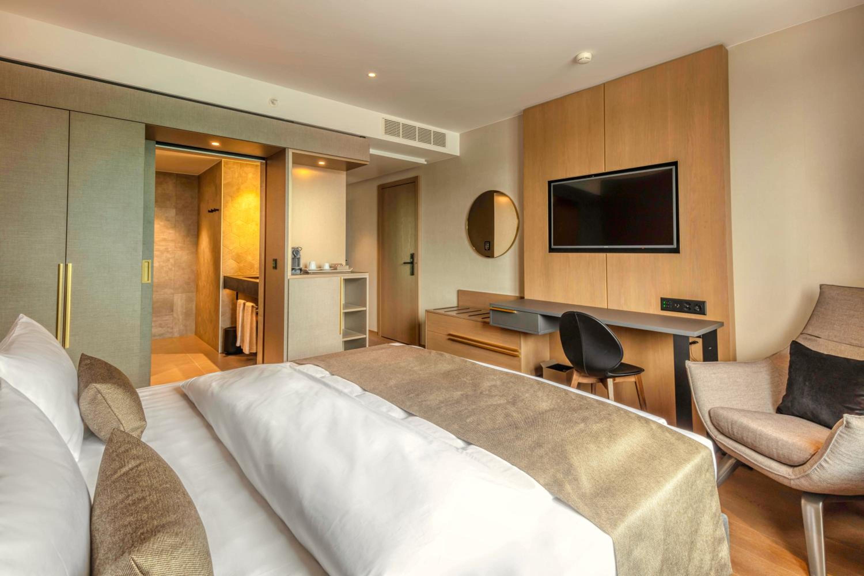 Business Double Room - Photo 1