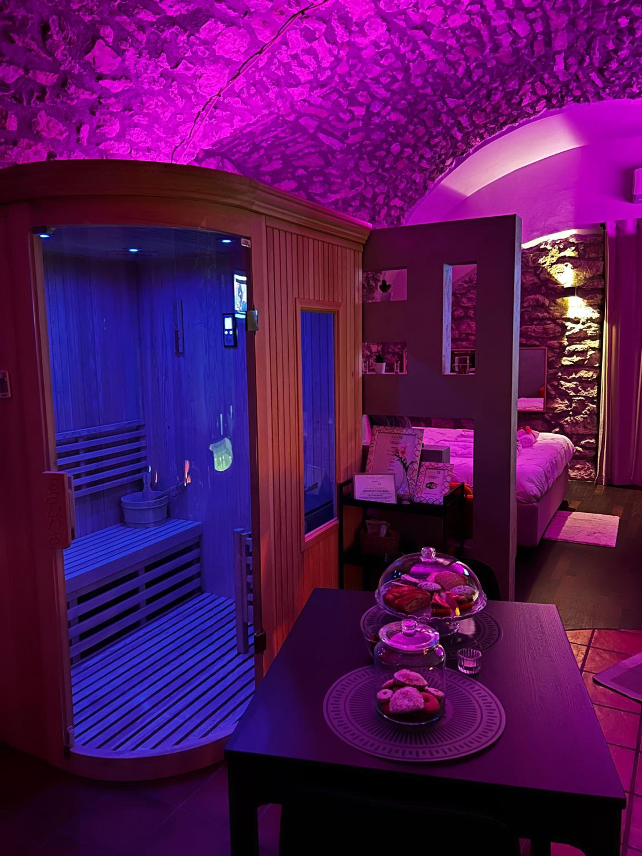 Suite with Hot Tub - Photo 1