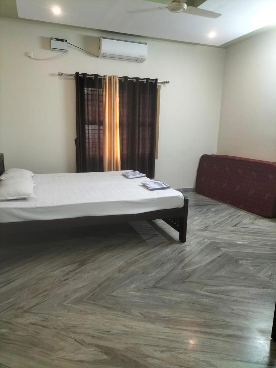Deluxe Double Room (2 Adults + 1 Child) photo 3