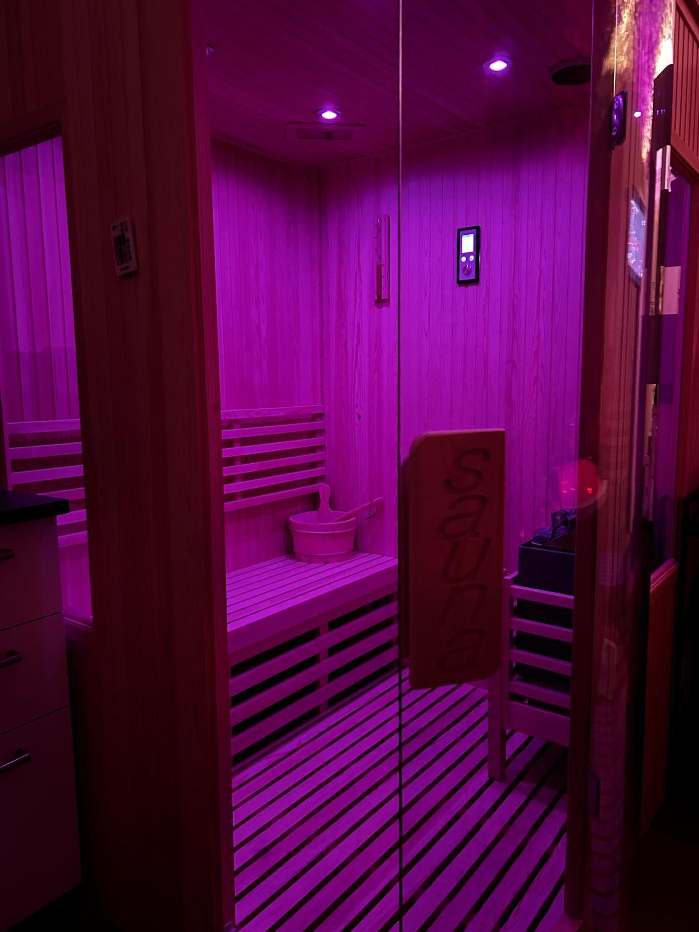 Suite with Hot Tub - Photo 4