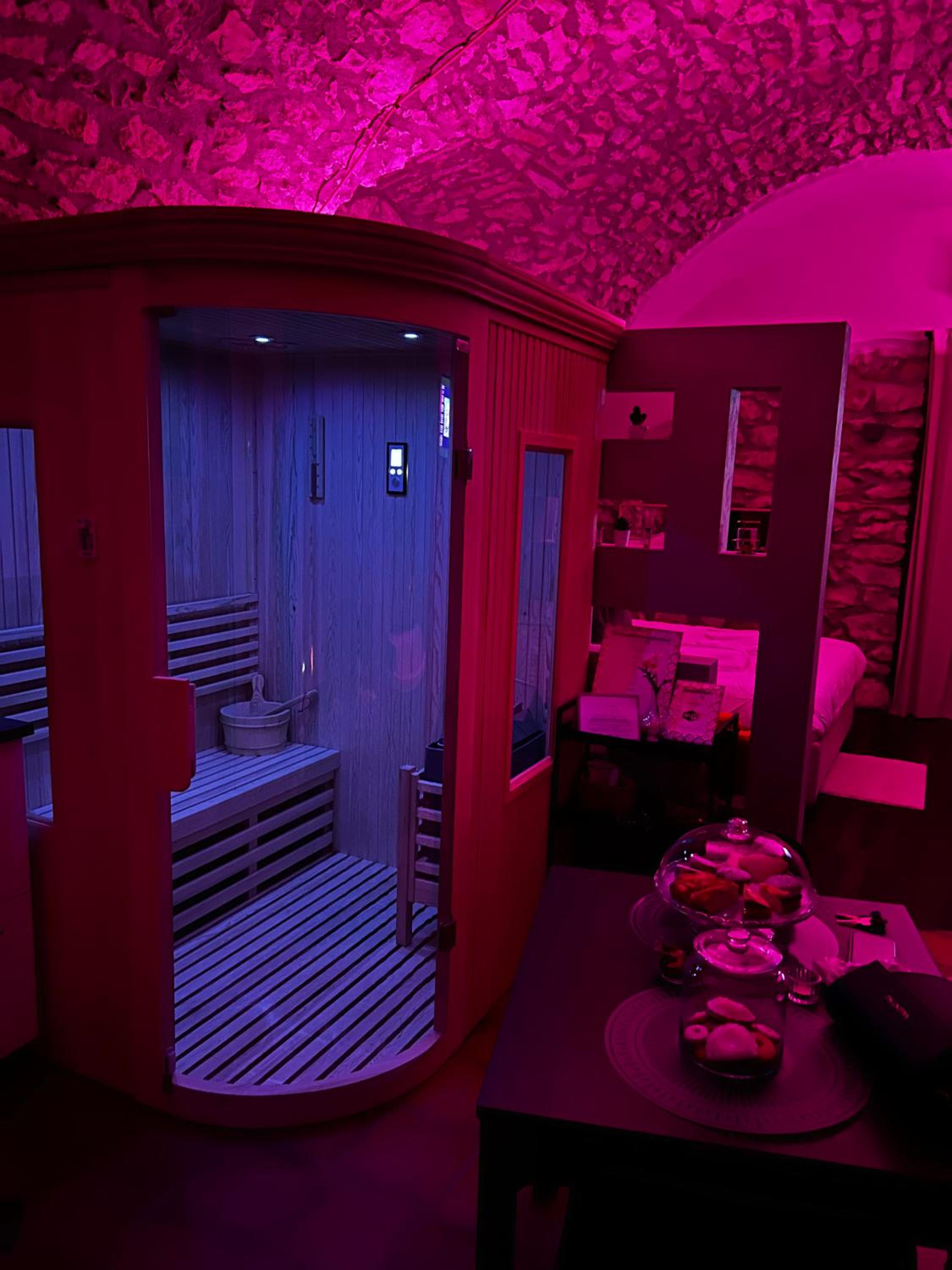 Suite with Hot Tub - Photo 17