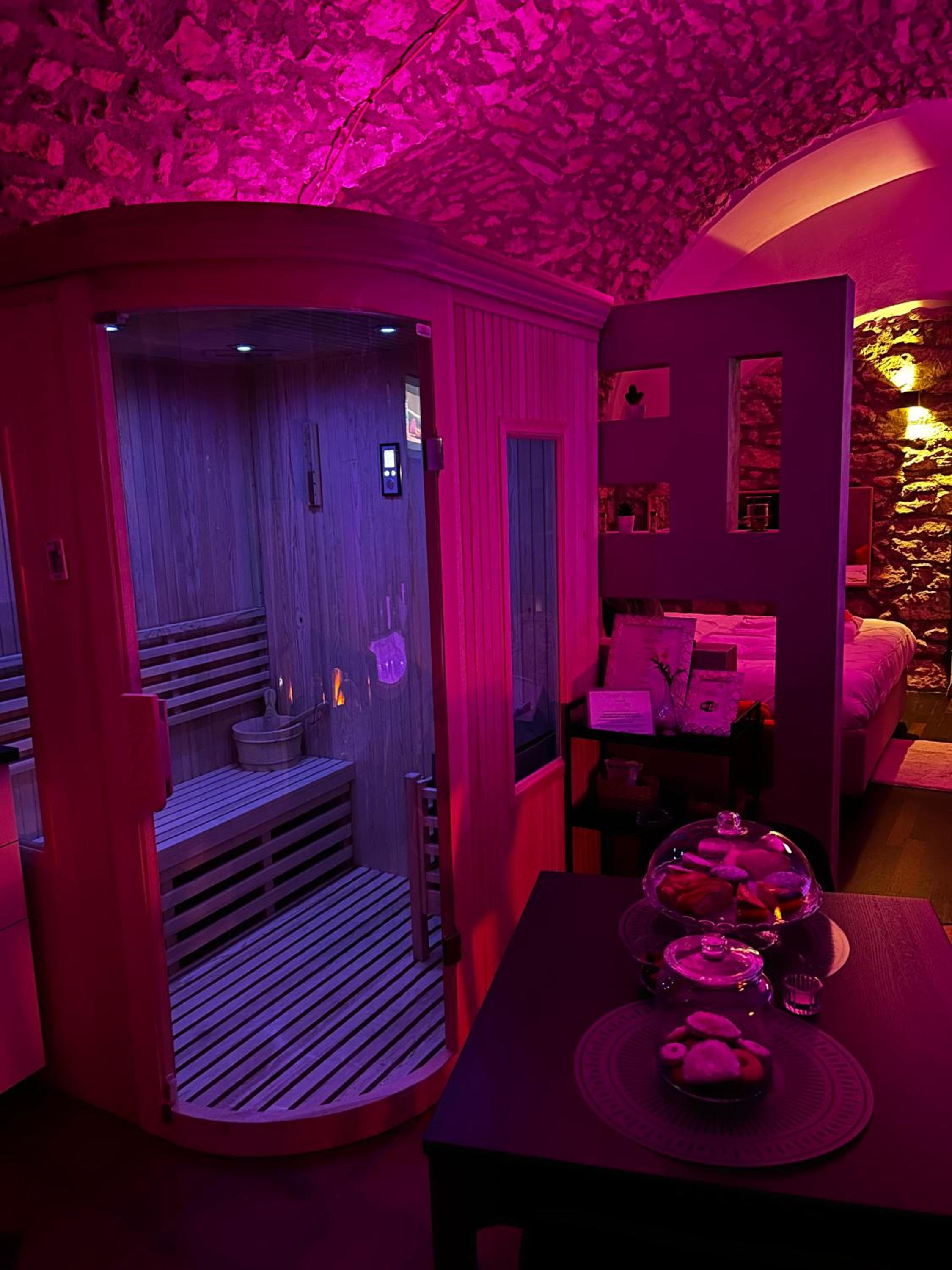 Suite with Hot Tub - Photo 9