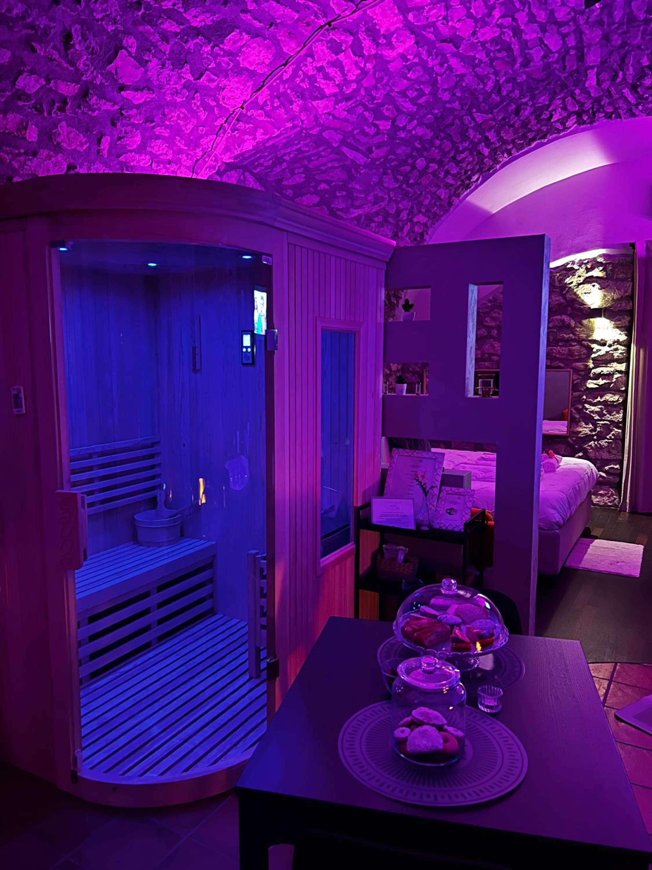 Suite with Hot Tub - Photo 5