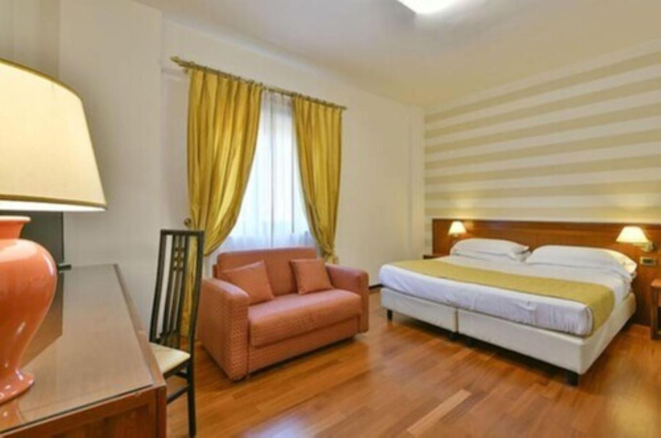 Standard Room with One Queen and One Single Bed - Photo 3