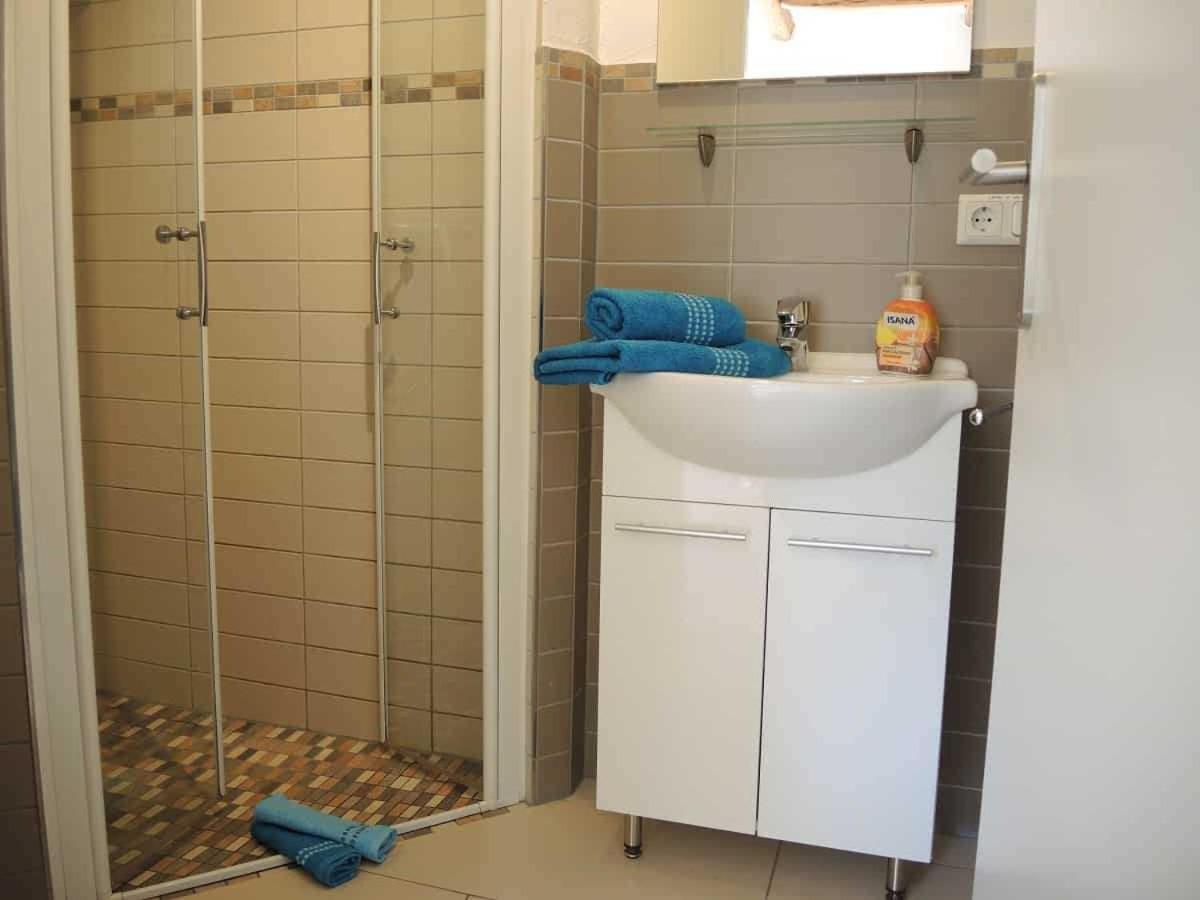 Apartment with Shower photo 3