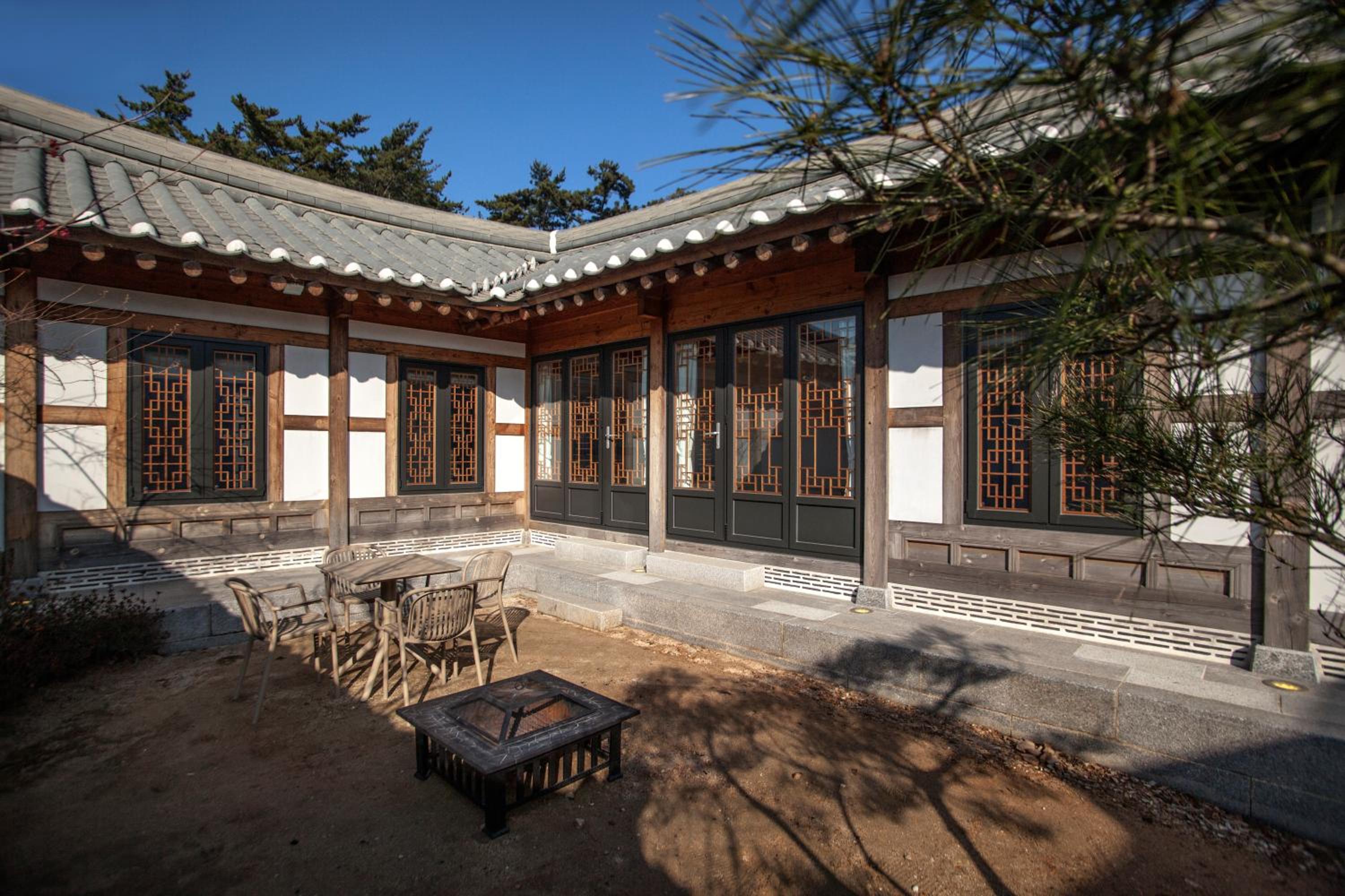 [Pul-kkoch]Hanok Two-bedroom Premier Suite: Garden View photo 2