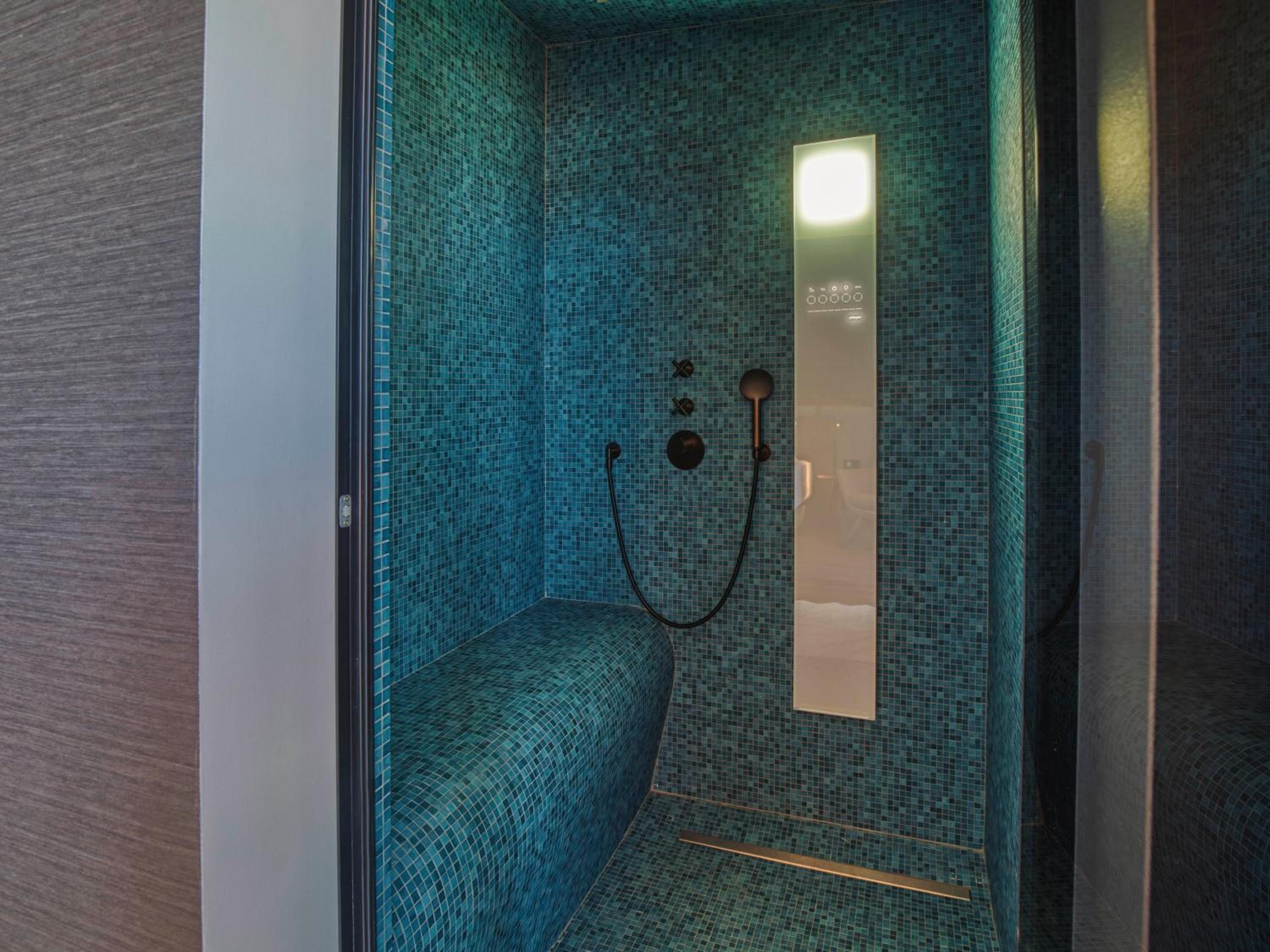 Deluxe Double Room - Photo 9
