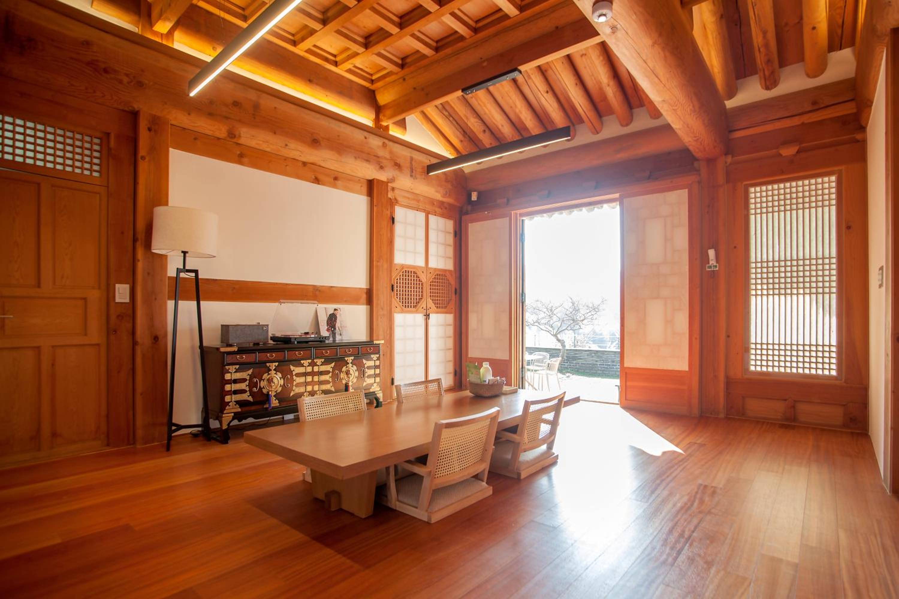[Yun-seul]Traditional Hanok Two-bedroom Luxury Suite: Ocean View