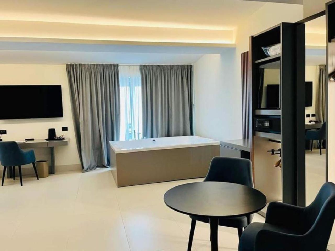 Superior King Suite with Jacuzzi and Balcony - Non-Smoking - Photo 2