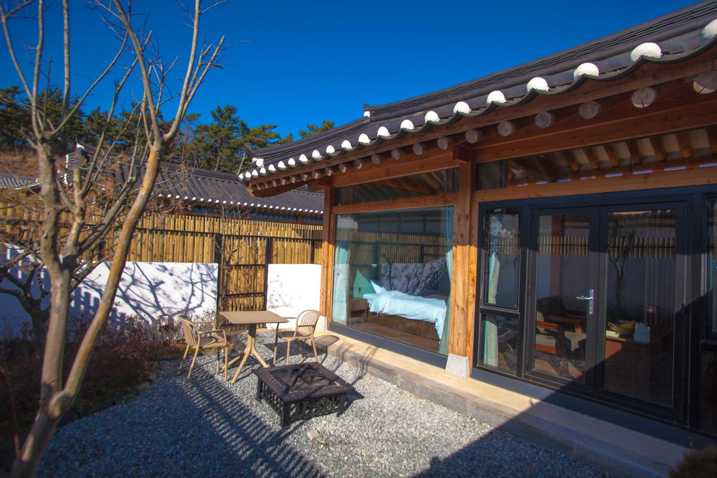 [JakUen-Guruem]Modern Hanok Studio Suite: Garden View