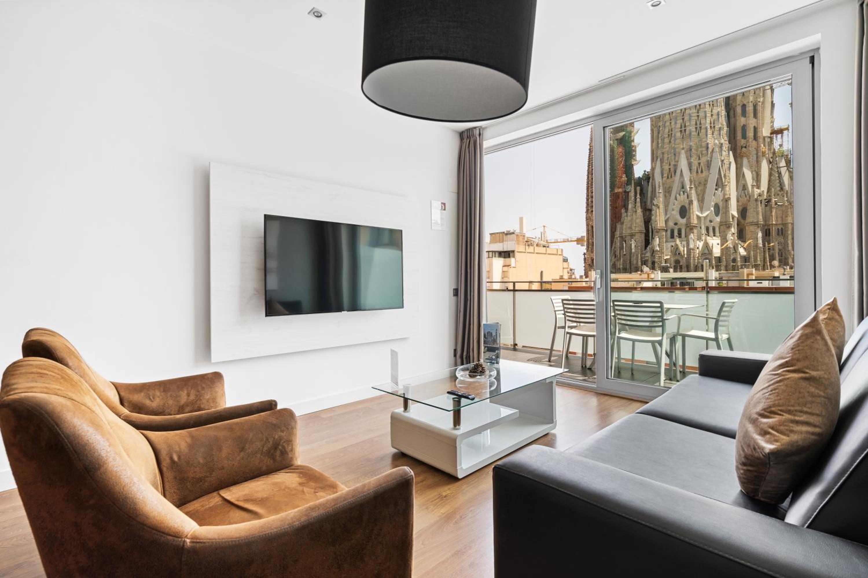 Four-Bedroom Apartment with City View photo 2