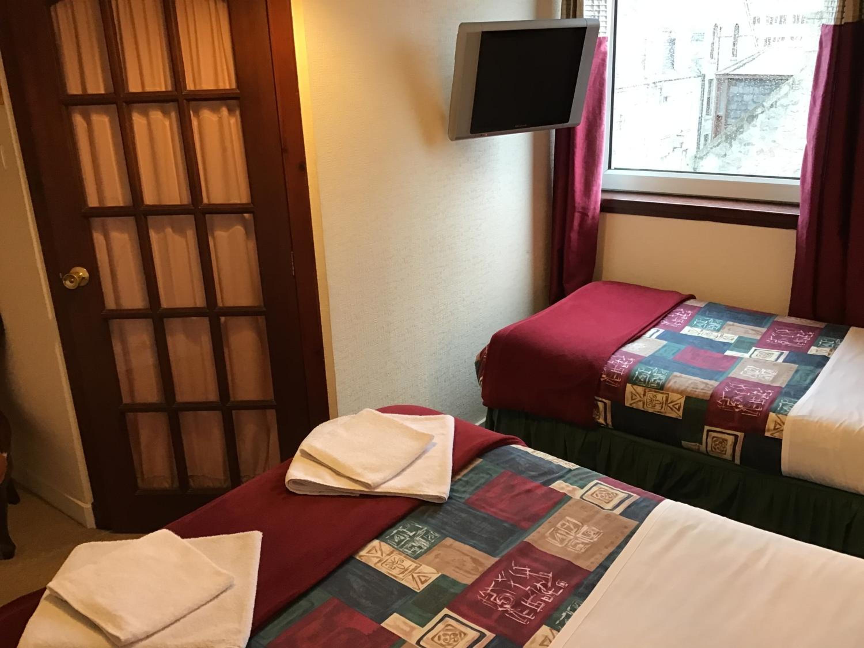 Double or Twin Room with Bathroom - Photo 2