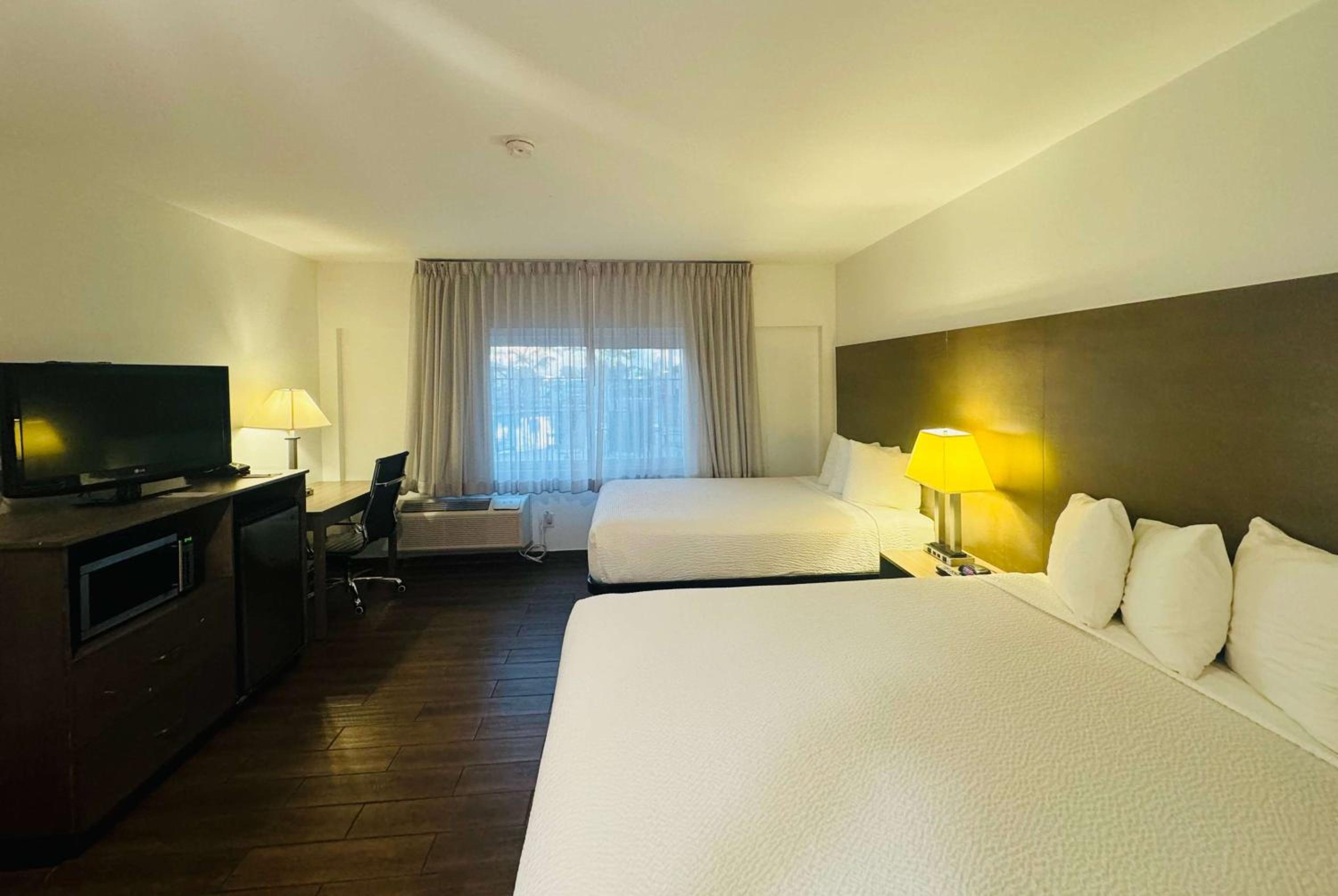 Queen Suite with Two Queen Beds - Disability Access/Non-Smoking photo 2