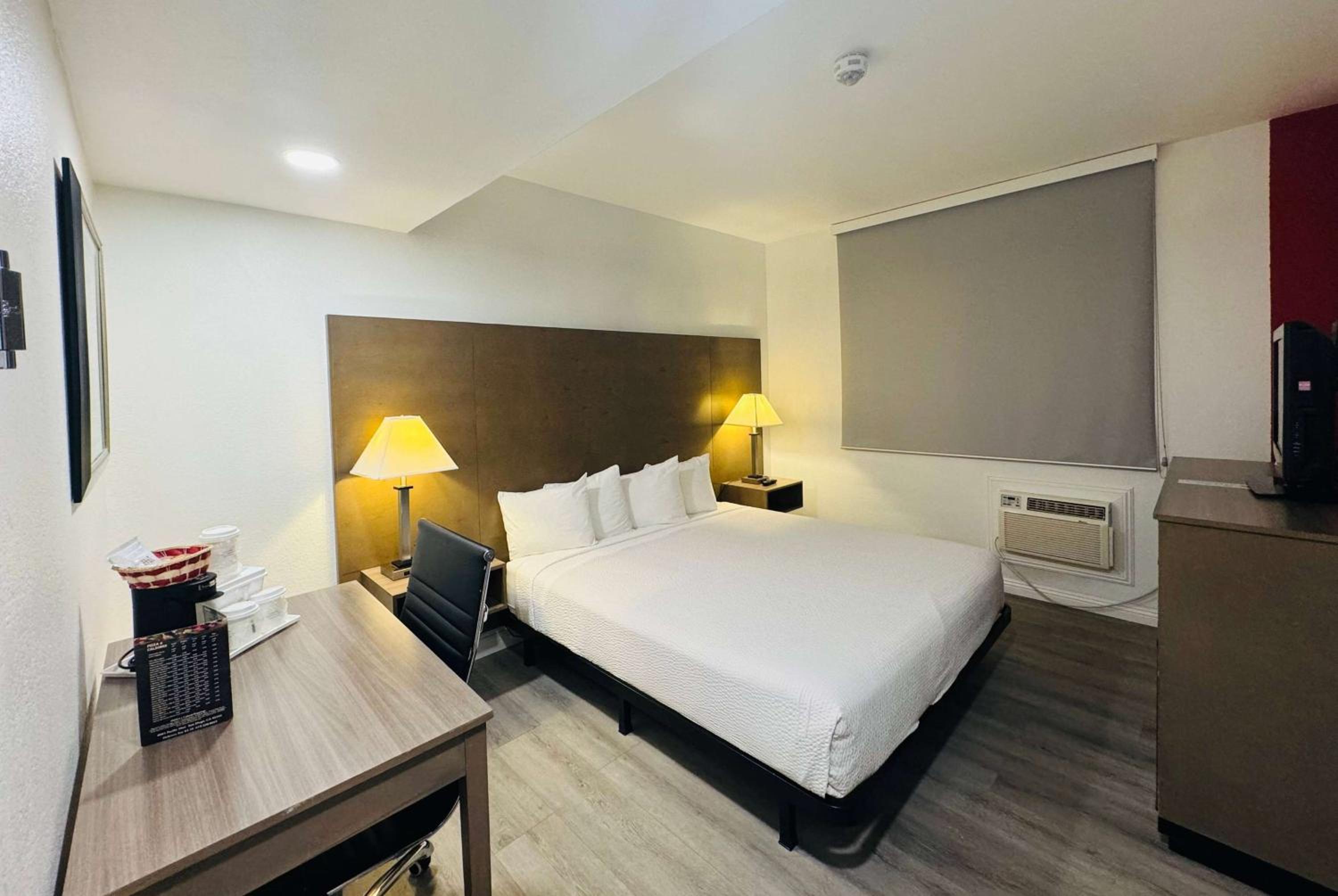 King Room with Mobility/Hearing Impaired Access - Non-Smoking photo 1