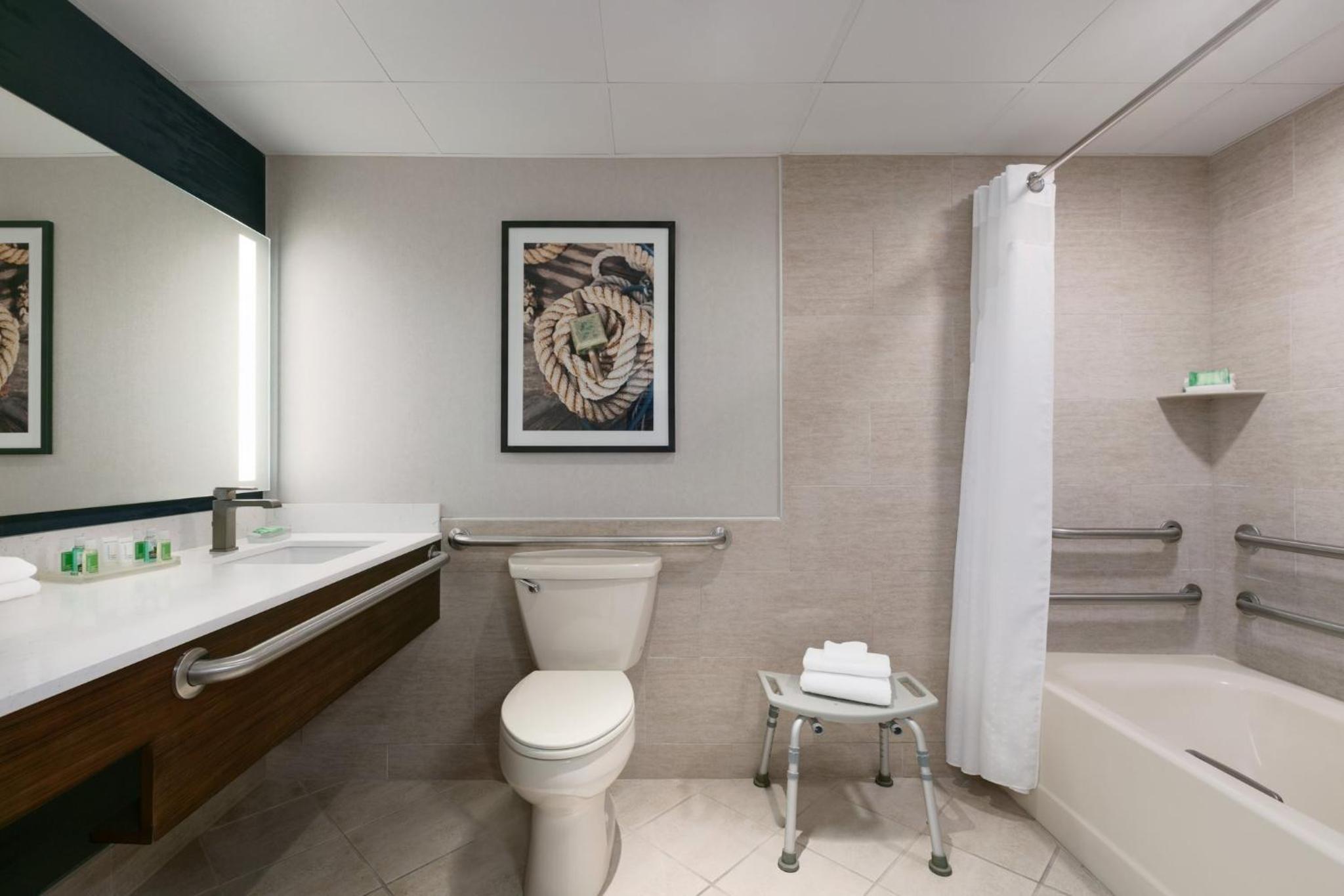 Deluxe Suite - Mobility Accessible - Non-Smoking