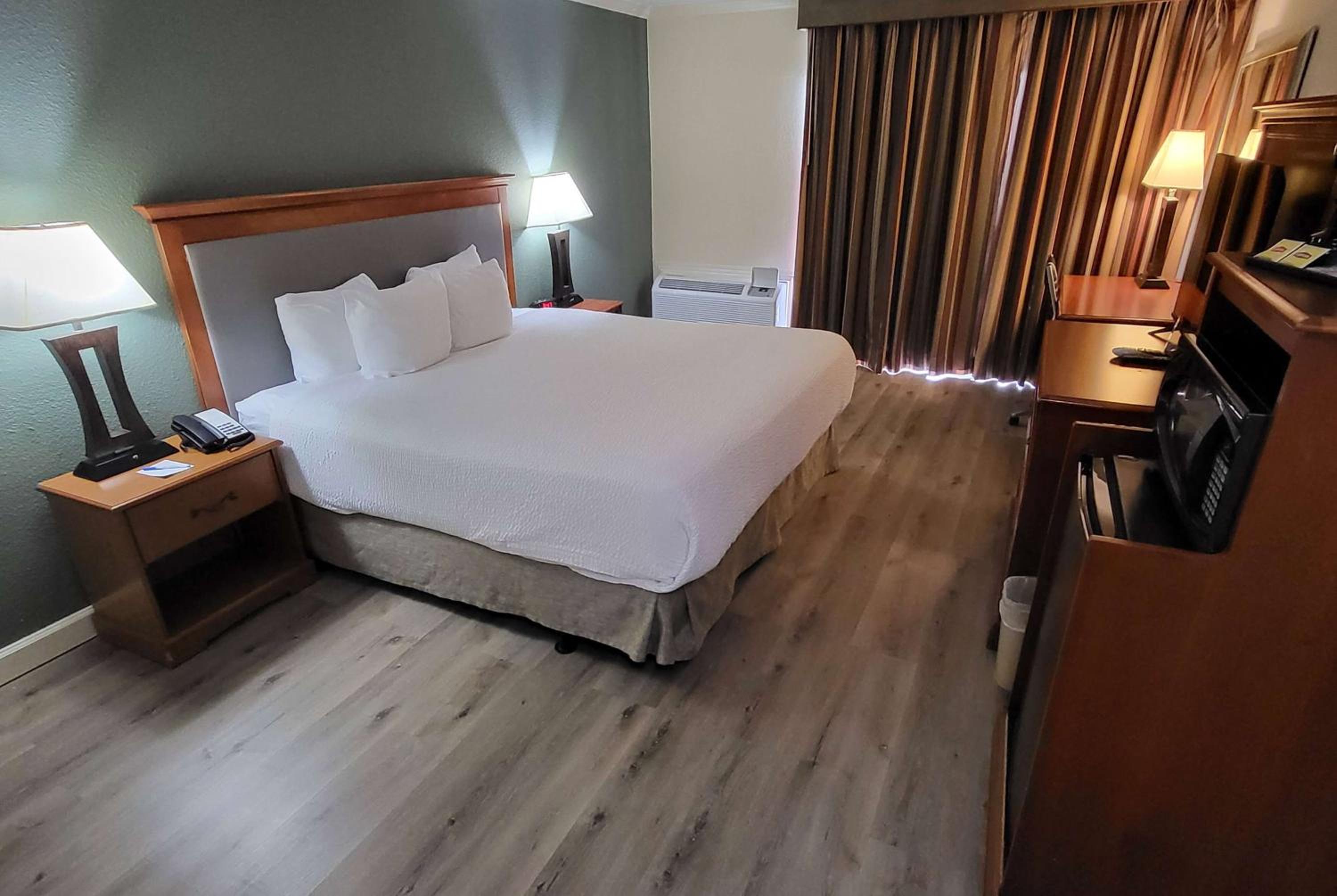 King Room with Roll-In Shower - Mobility Access/Non-Smoking - Photo 1