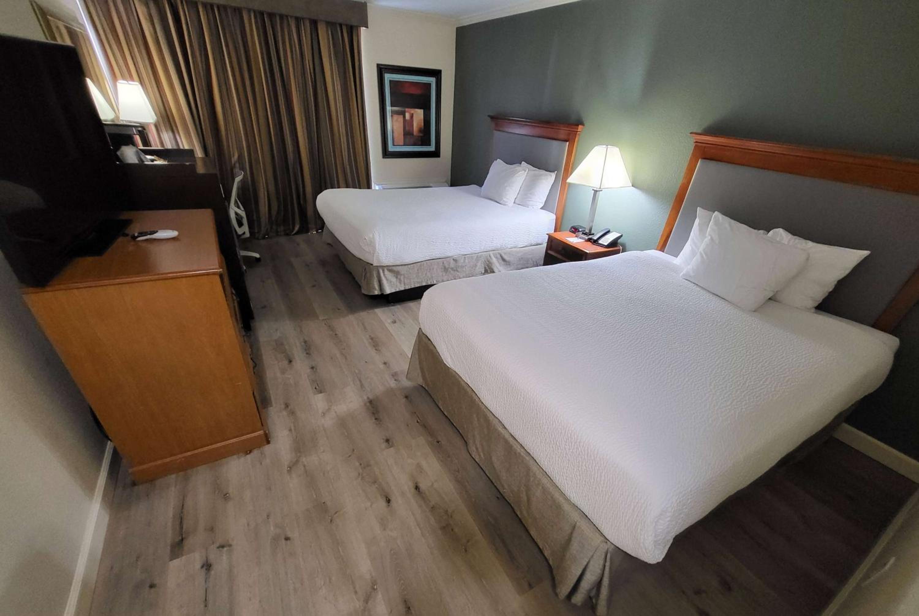 Queen Room with Two Queen Beds - Non-Smoking - Photo 1