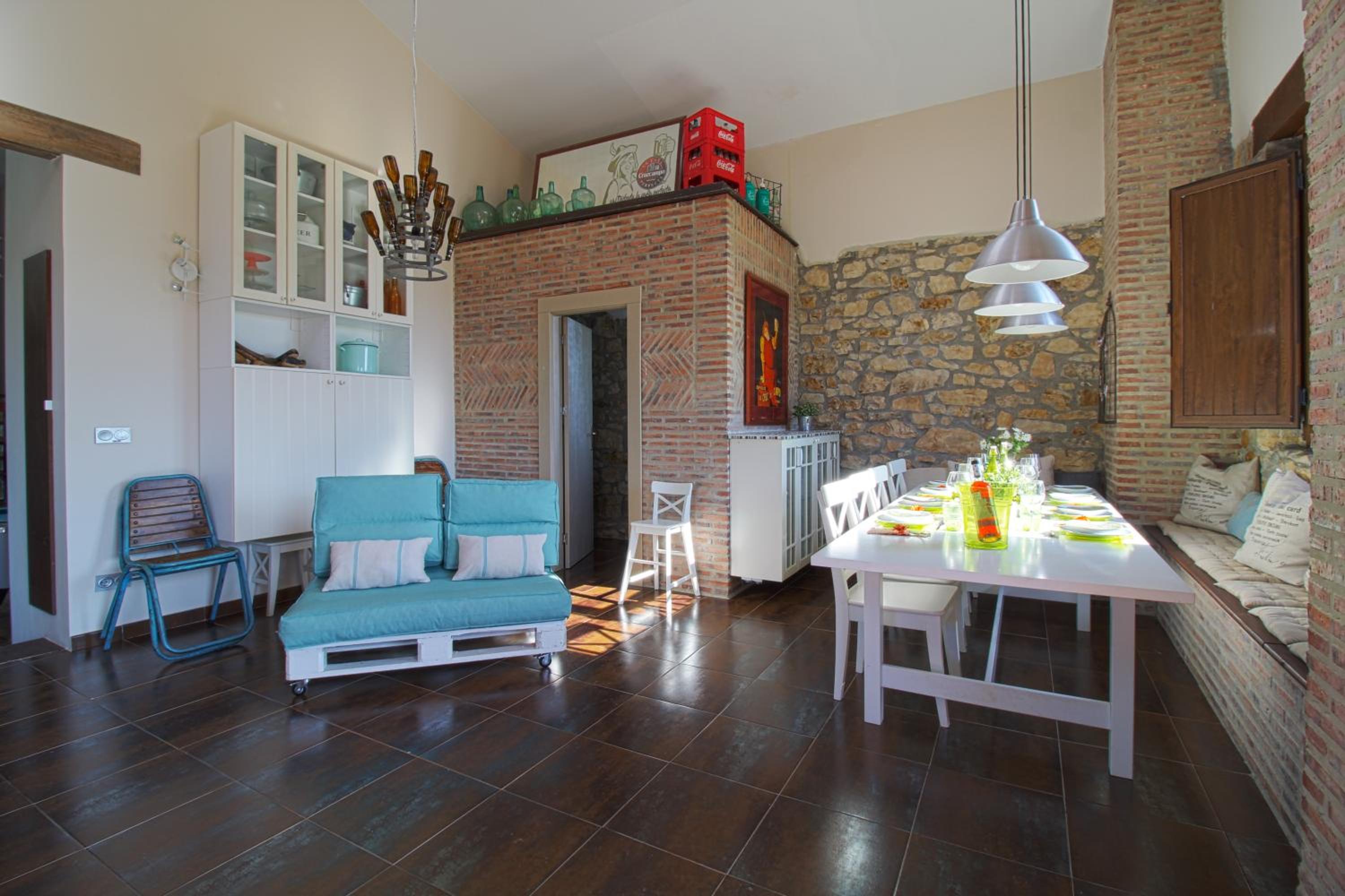 Five-Bedroom House photo 3