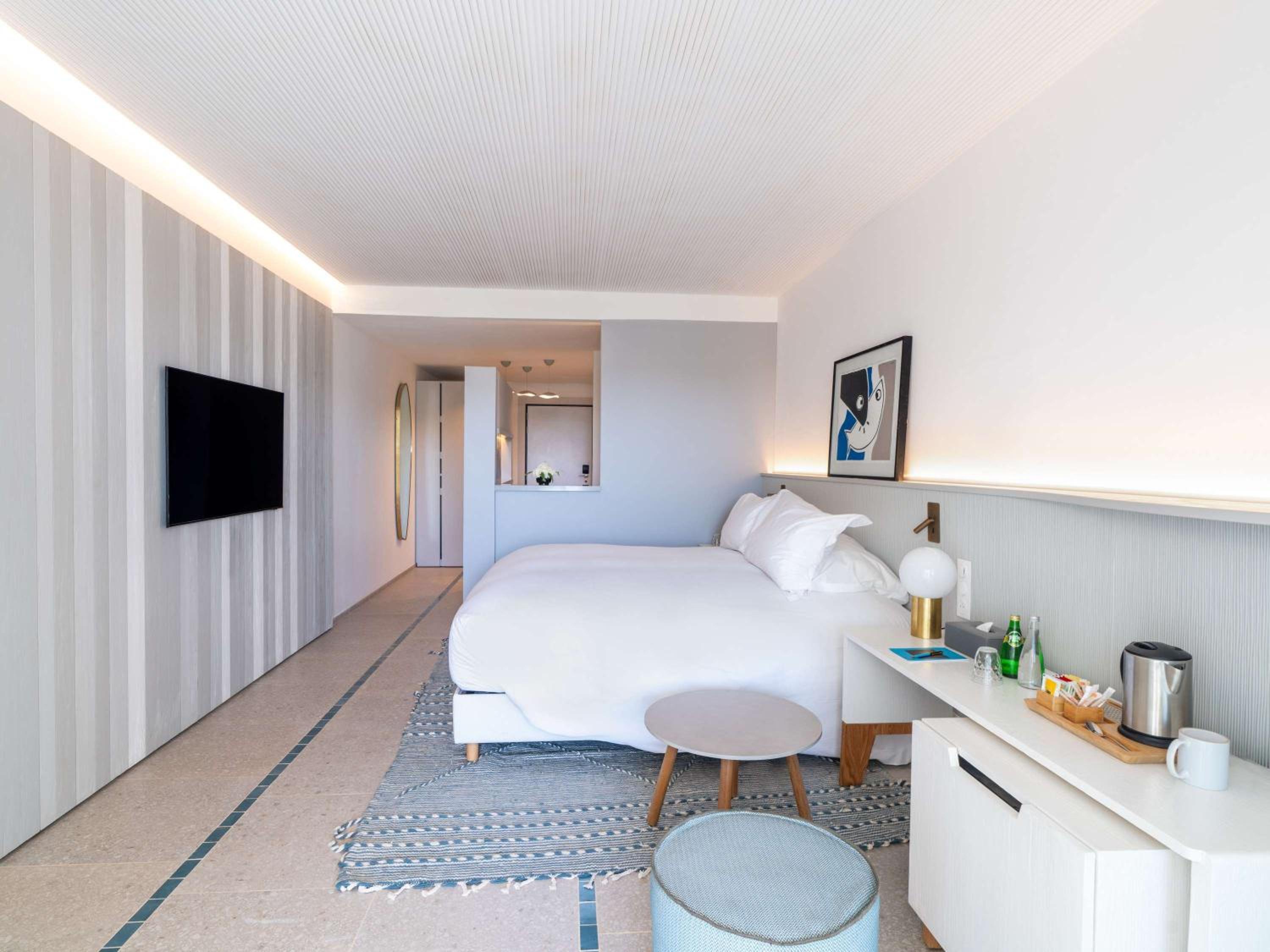 Prestige Queen Room with Partial Sea View - Photo 1