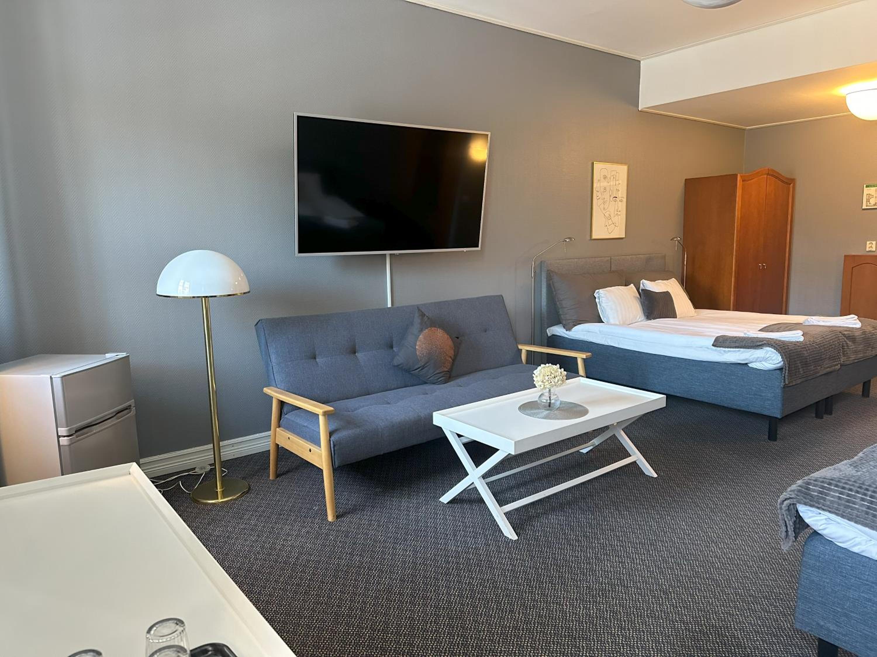 Family Room (2 Adults + 2 Children) - Photo 9