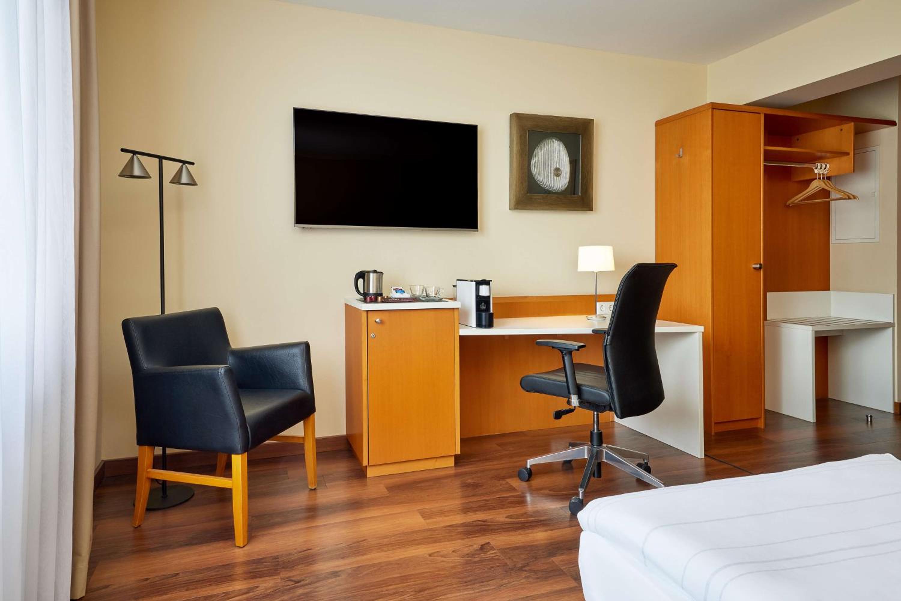 Business Queen Room - Photo 1