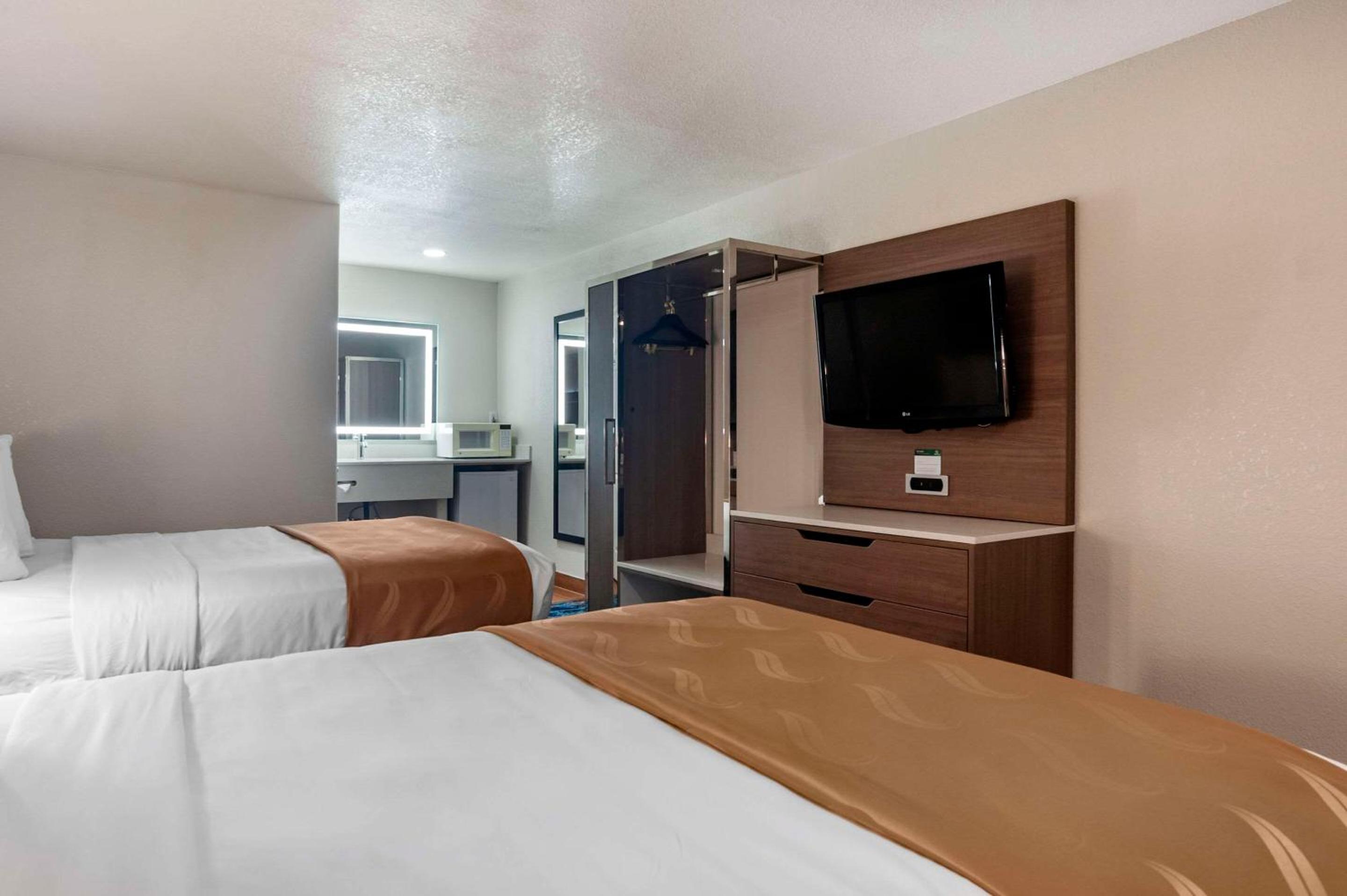 Queen Room with Two Queen Beds - Non-Smoking - Photo 2