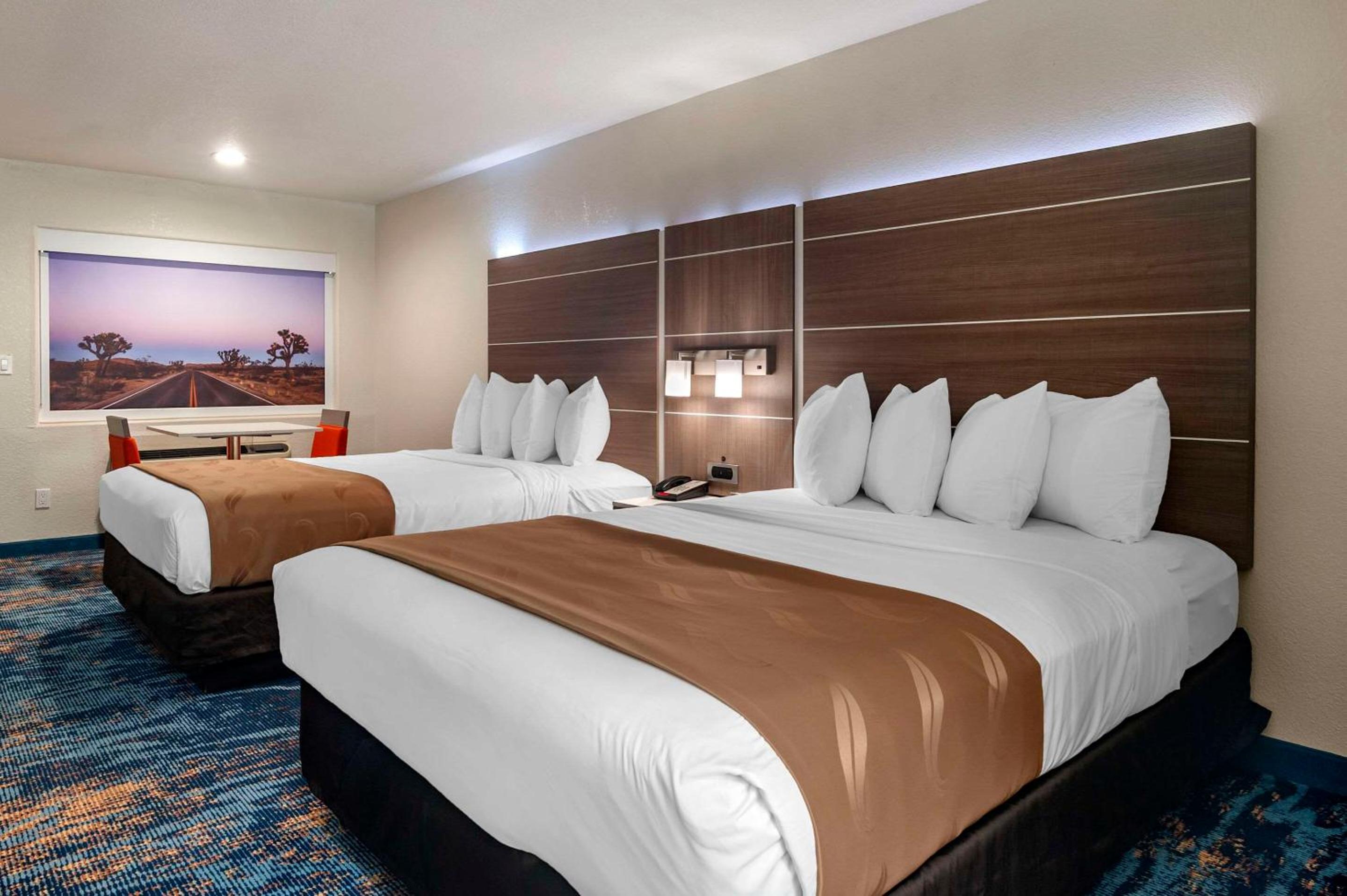 Queen Room with Two Queen Beds - Non-Smoking - Photo 3