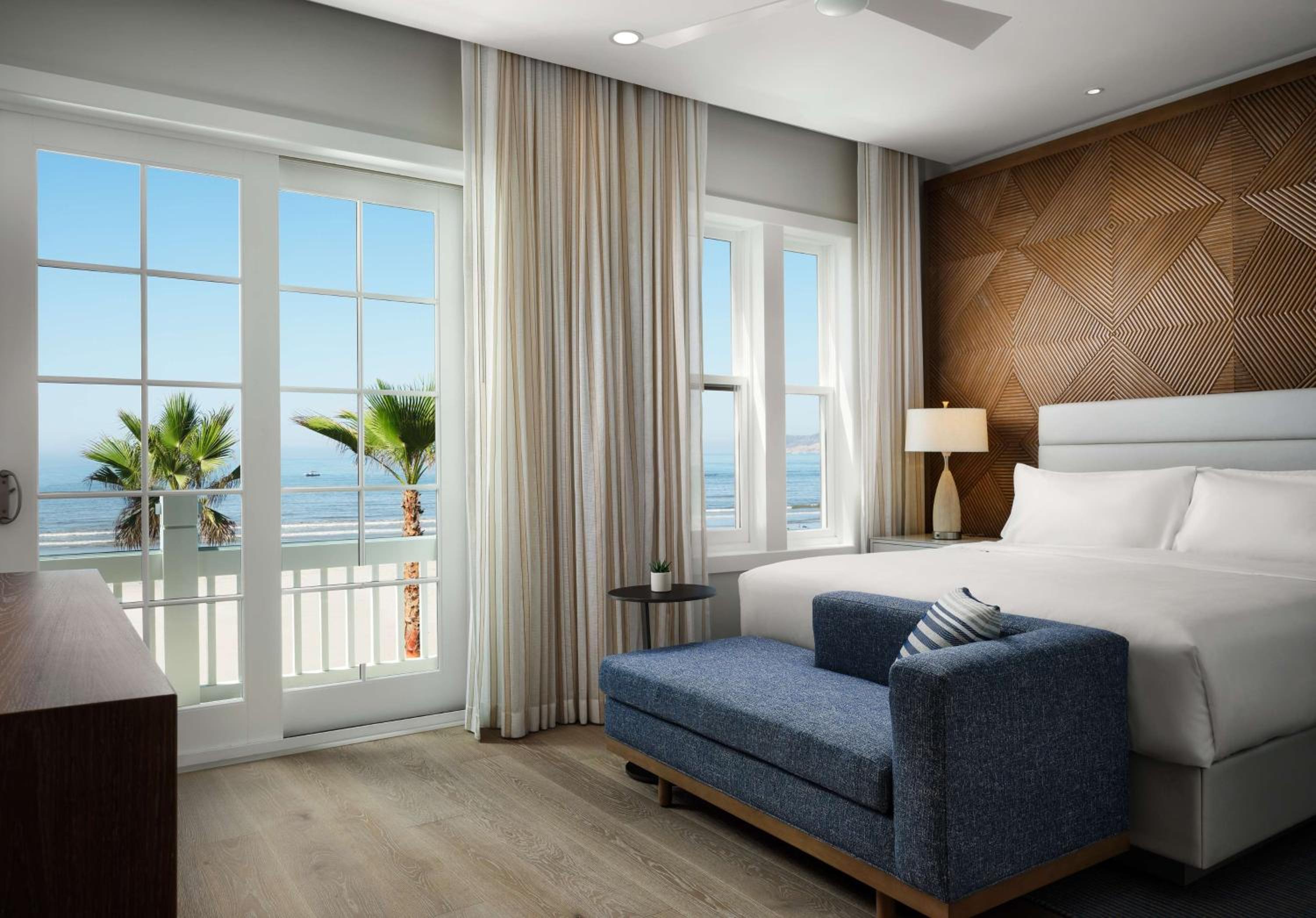 Oceanfront Guestroom with One King Bed - Photo 4