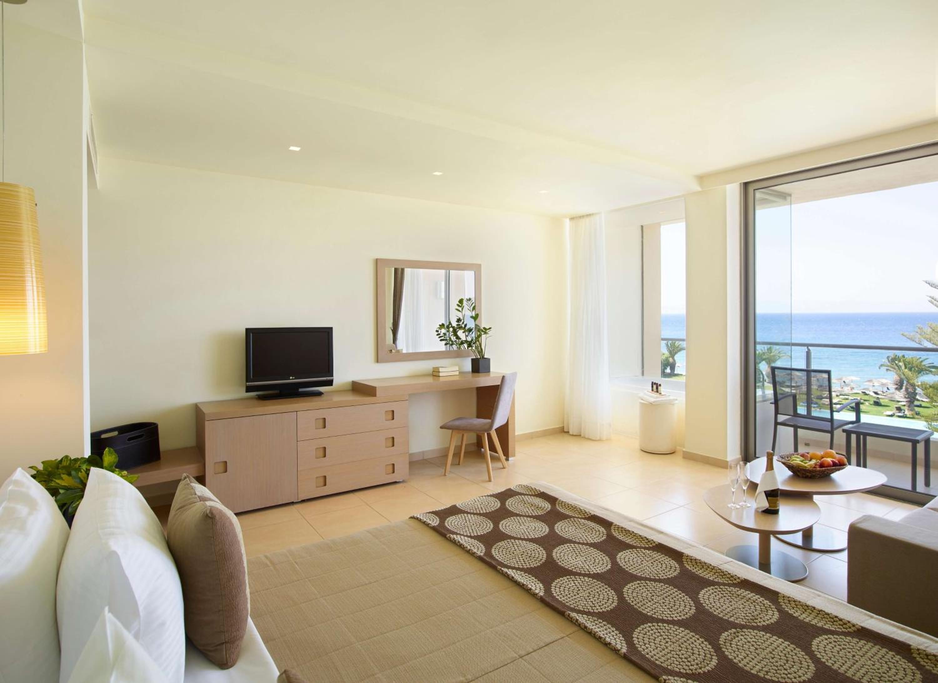 Deluxe Room with Spa Bath and Sea View