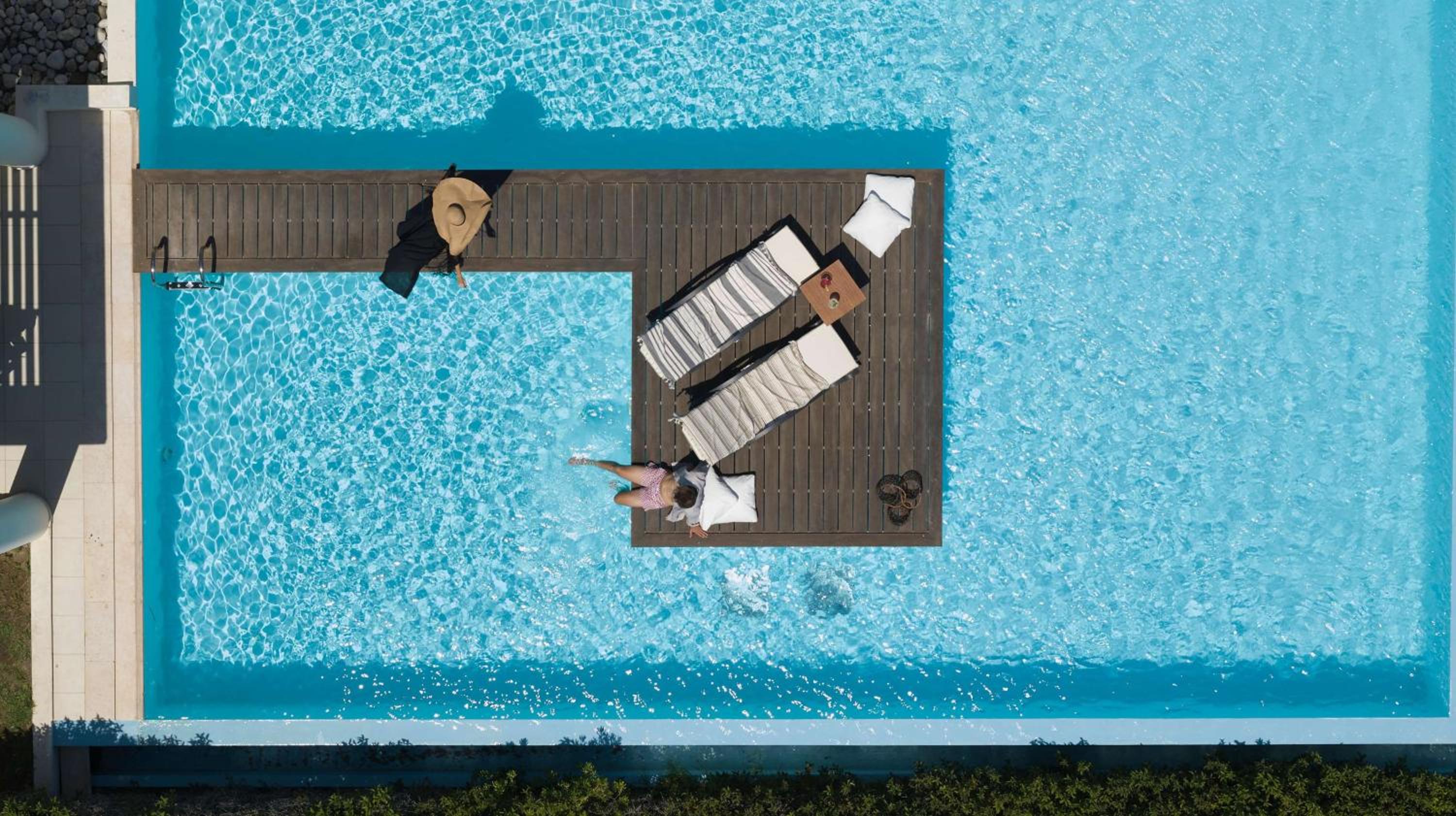 Beachfront Swim Up Sea View Grand Suite thumbnail 5