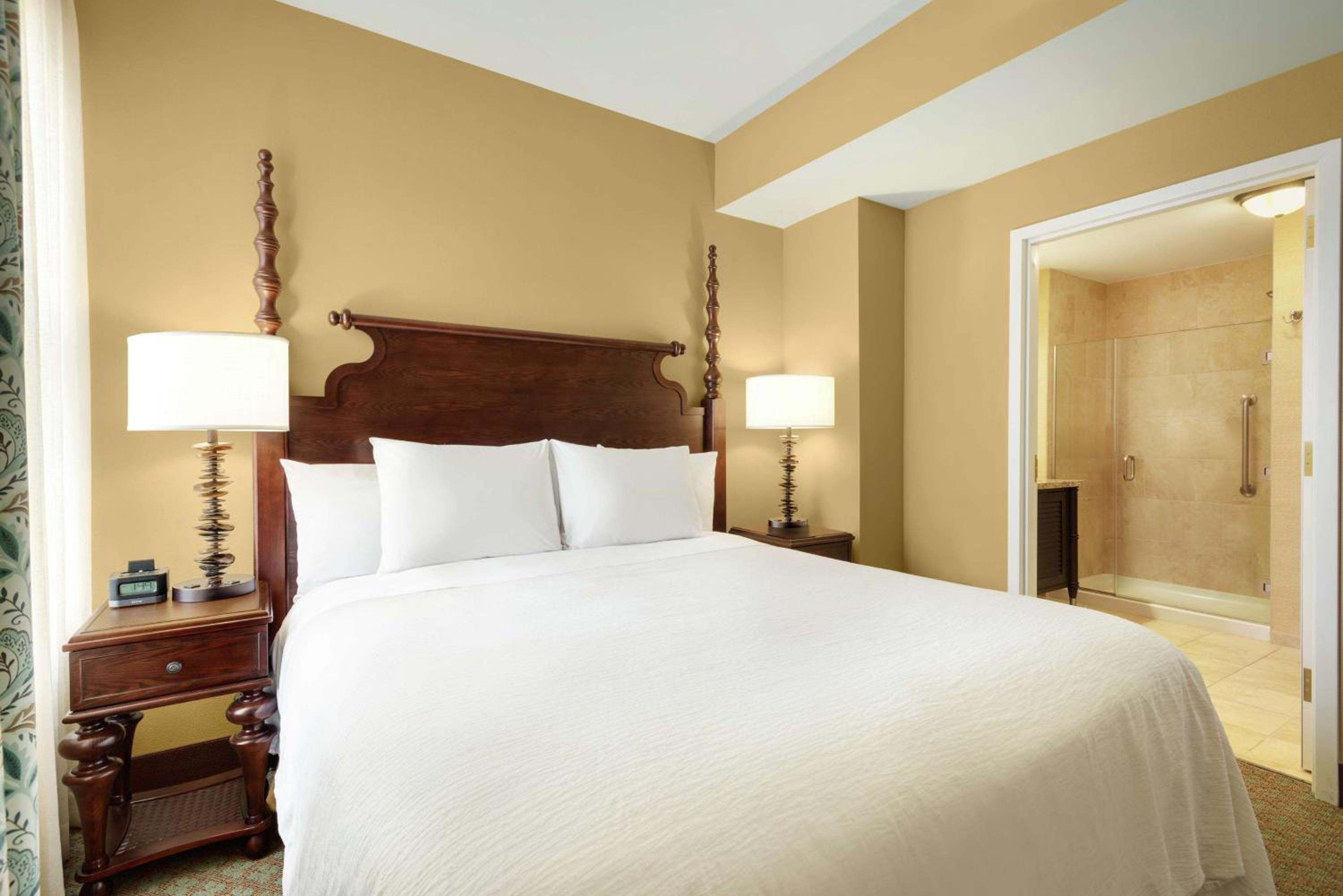 Premium King Suite - Non-Smoking