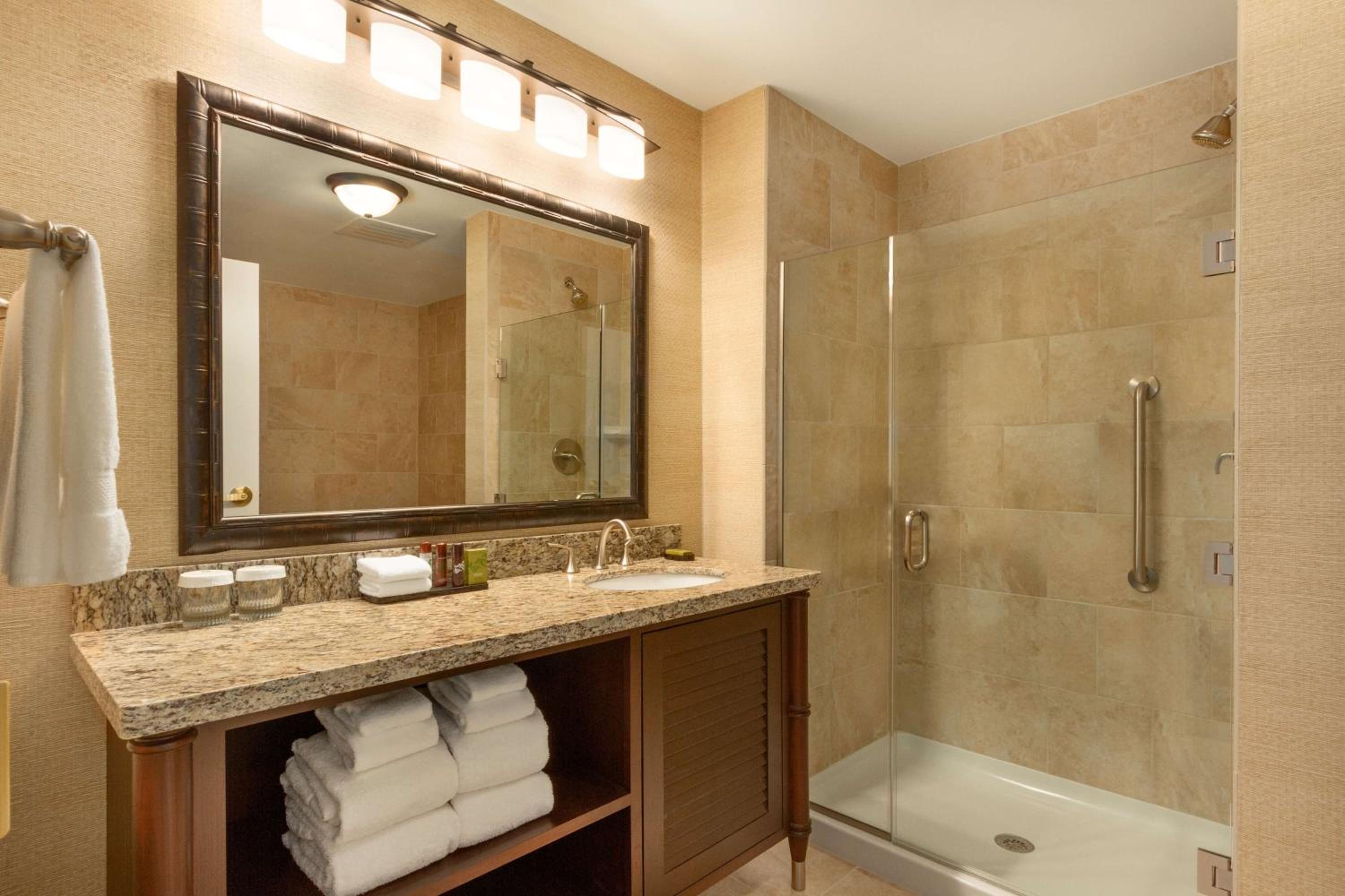 One-Bedroom King Suite - Hearing Access/Non-Smoking thumbnail 5