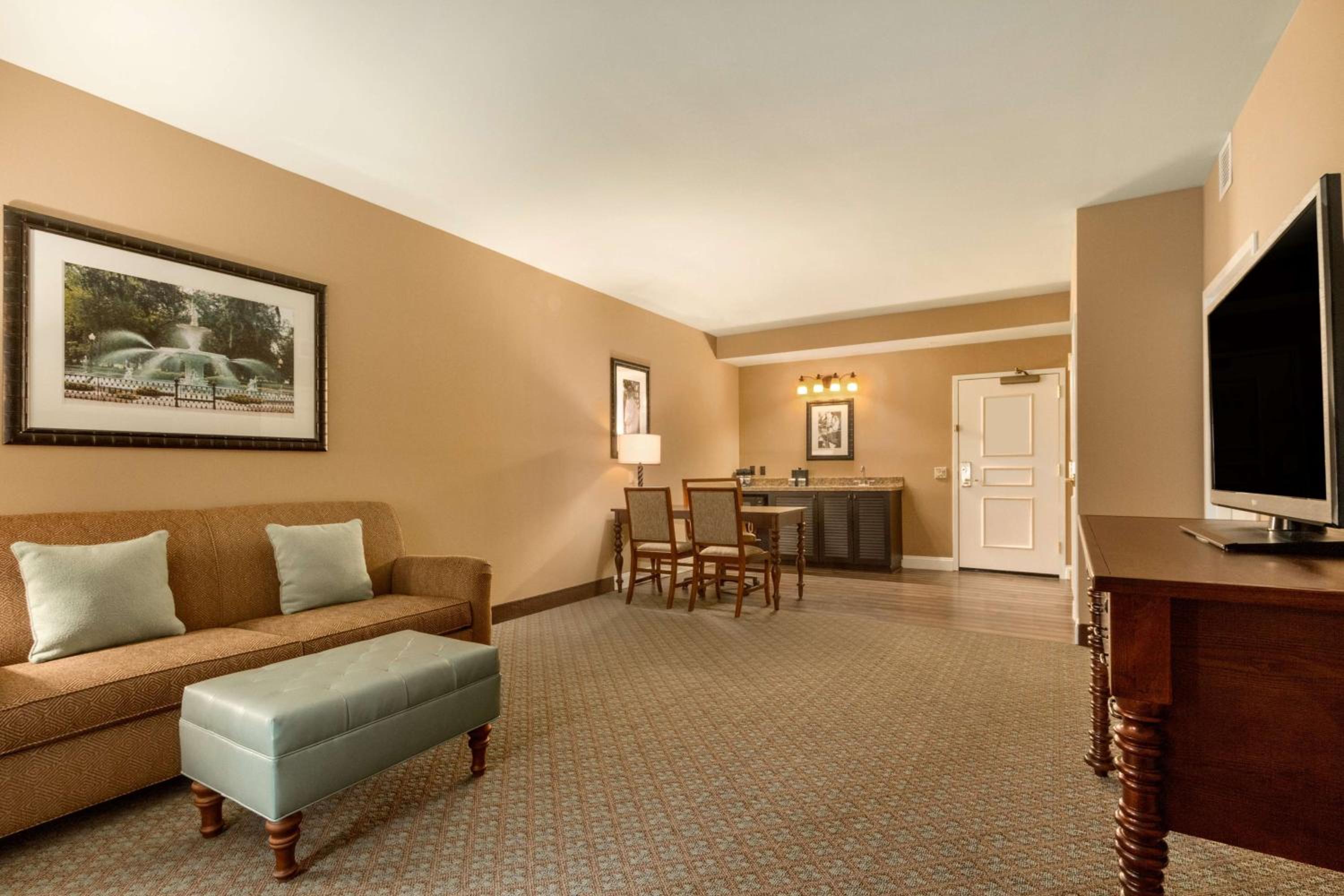 One-Bedroom King Suite - Hearing Access/Non-Smoking