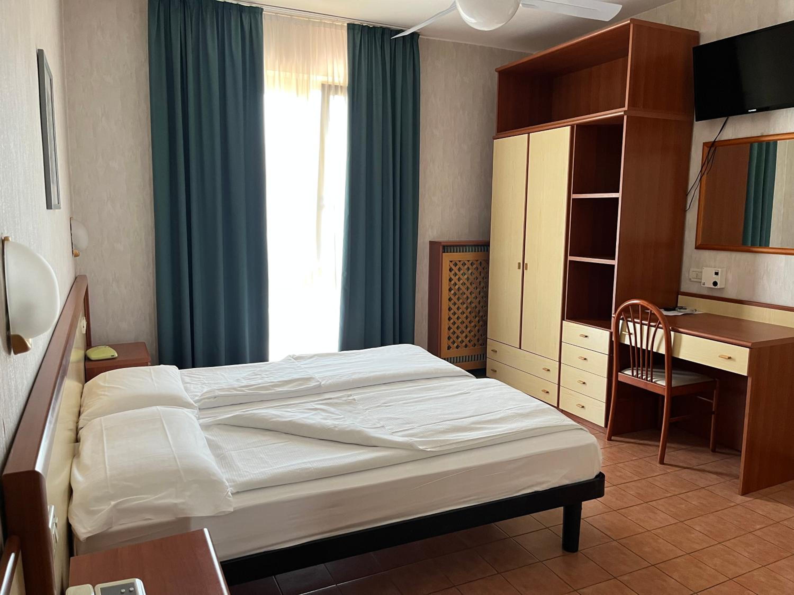 Twin Room with Lake View - Photo 1