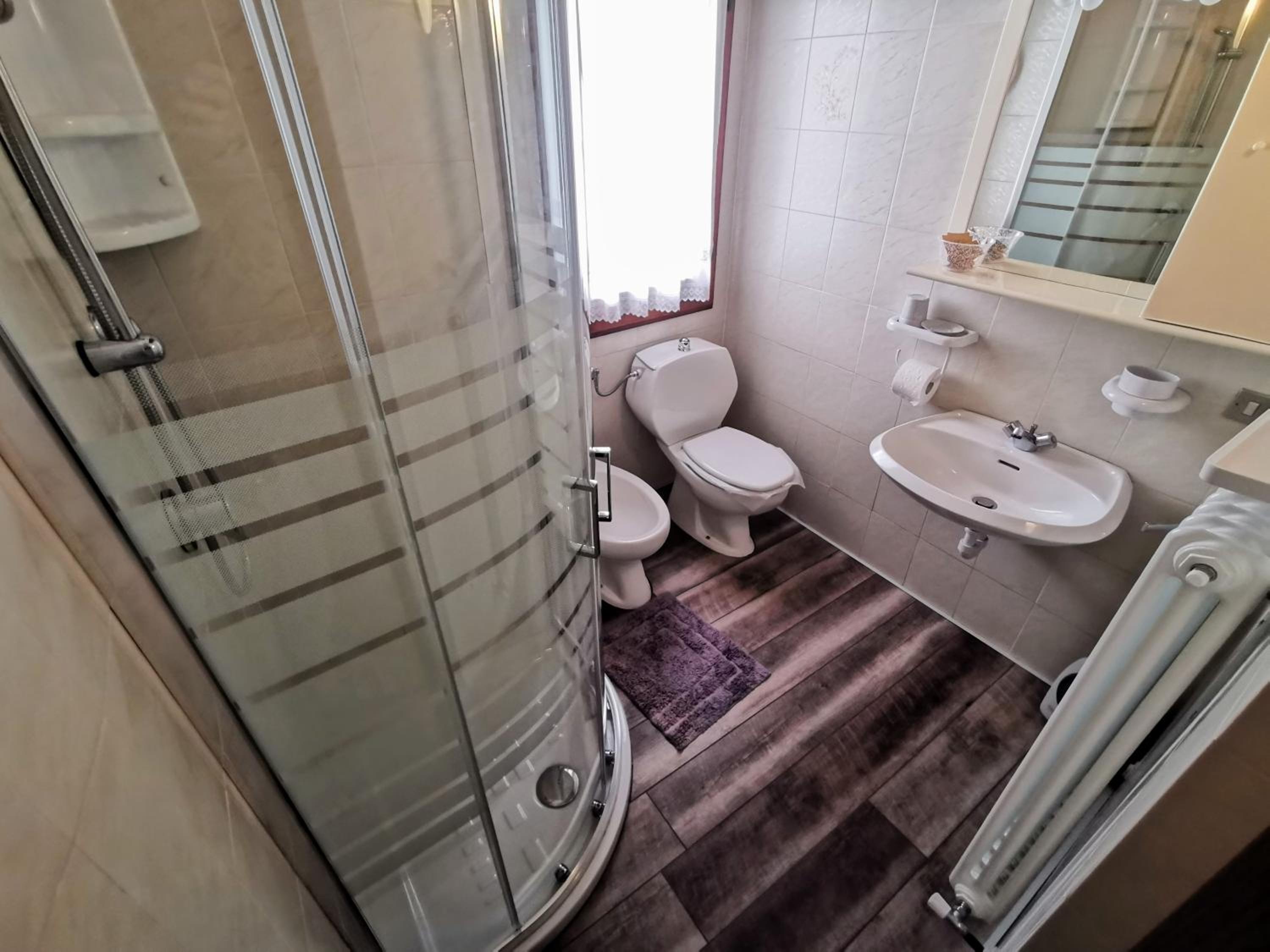 Two-Bedroom Apartment - Split Level photo 2