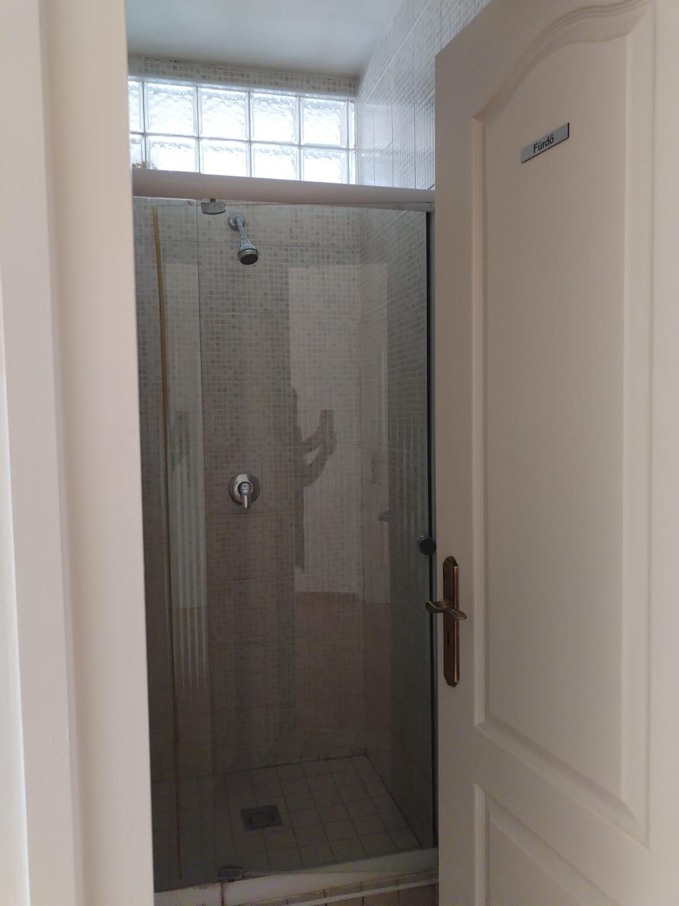 Budget Twin Room with Shared Bathroom photo 3