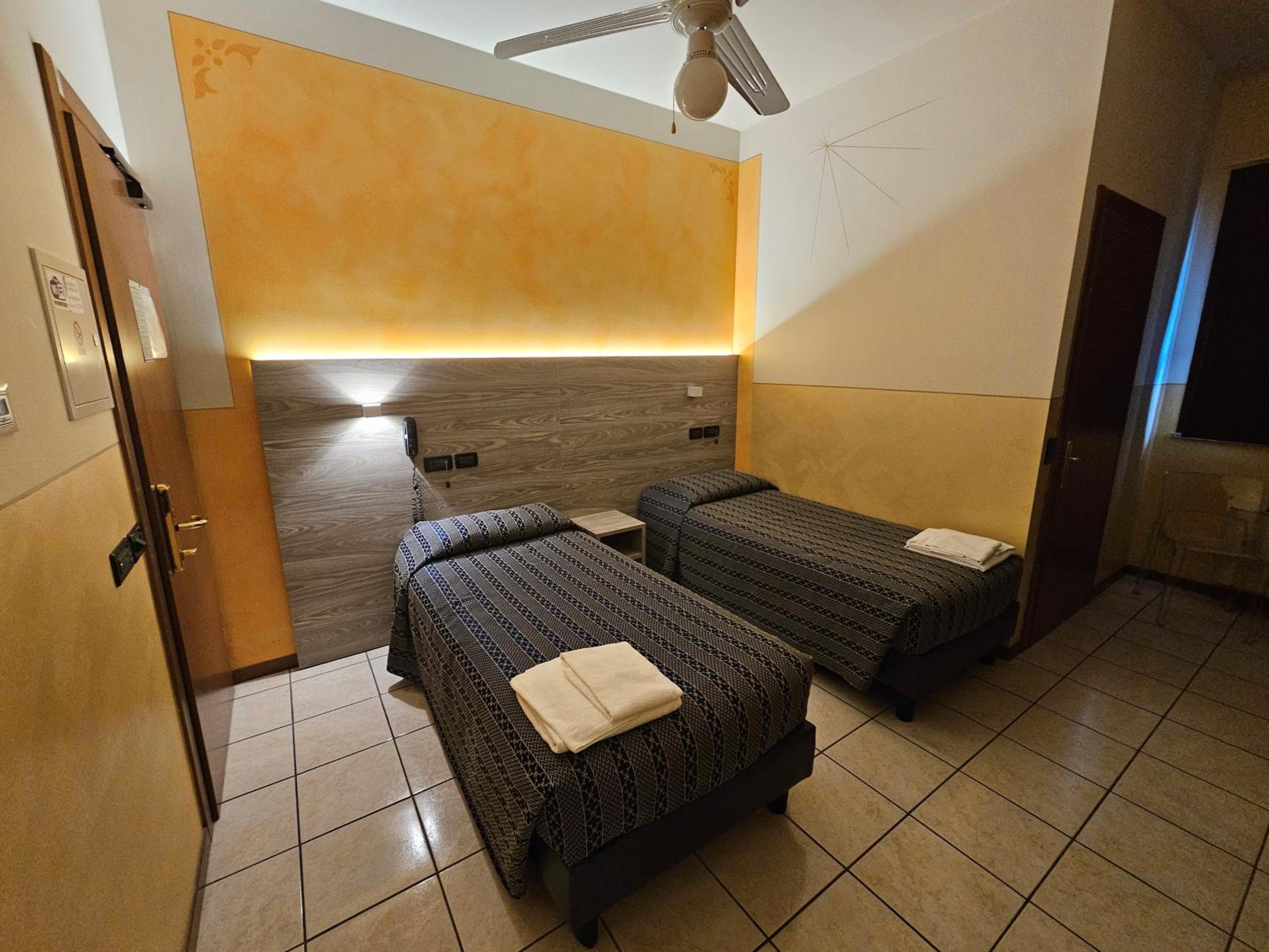 Twin Room - Photo 1
